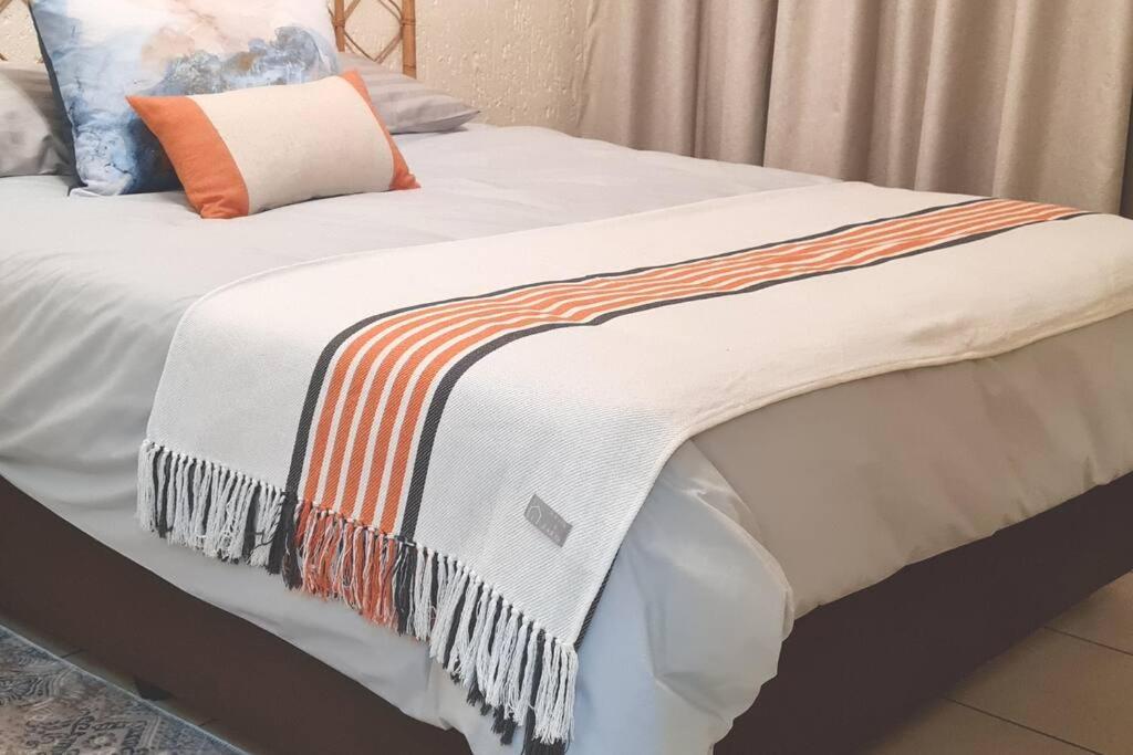 Kami kuKakho: Stunning, secure 2 bed apartment in Bryanston, Sandton