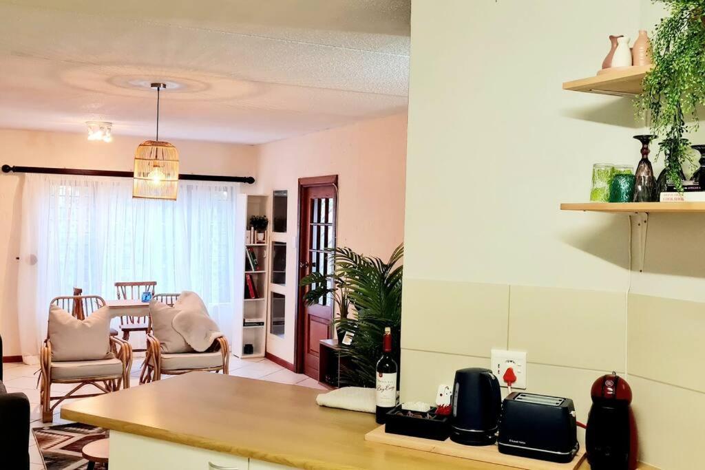 Kami kuKakho: Stunning, secure 2 bed apartment in Bryanston, Sandton