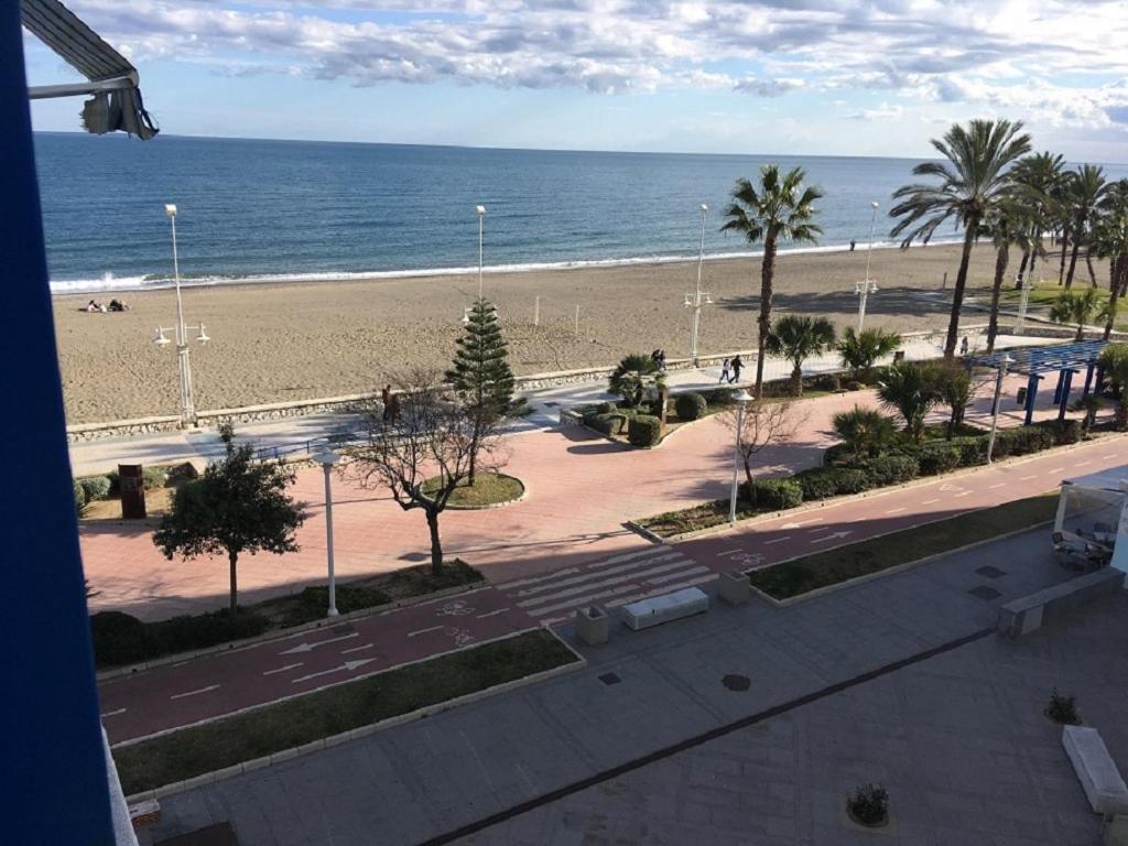 Piso Frente al Mar Primera Línea de Playa en Malaga con Parking Gratuito
