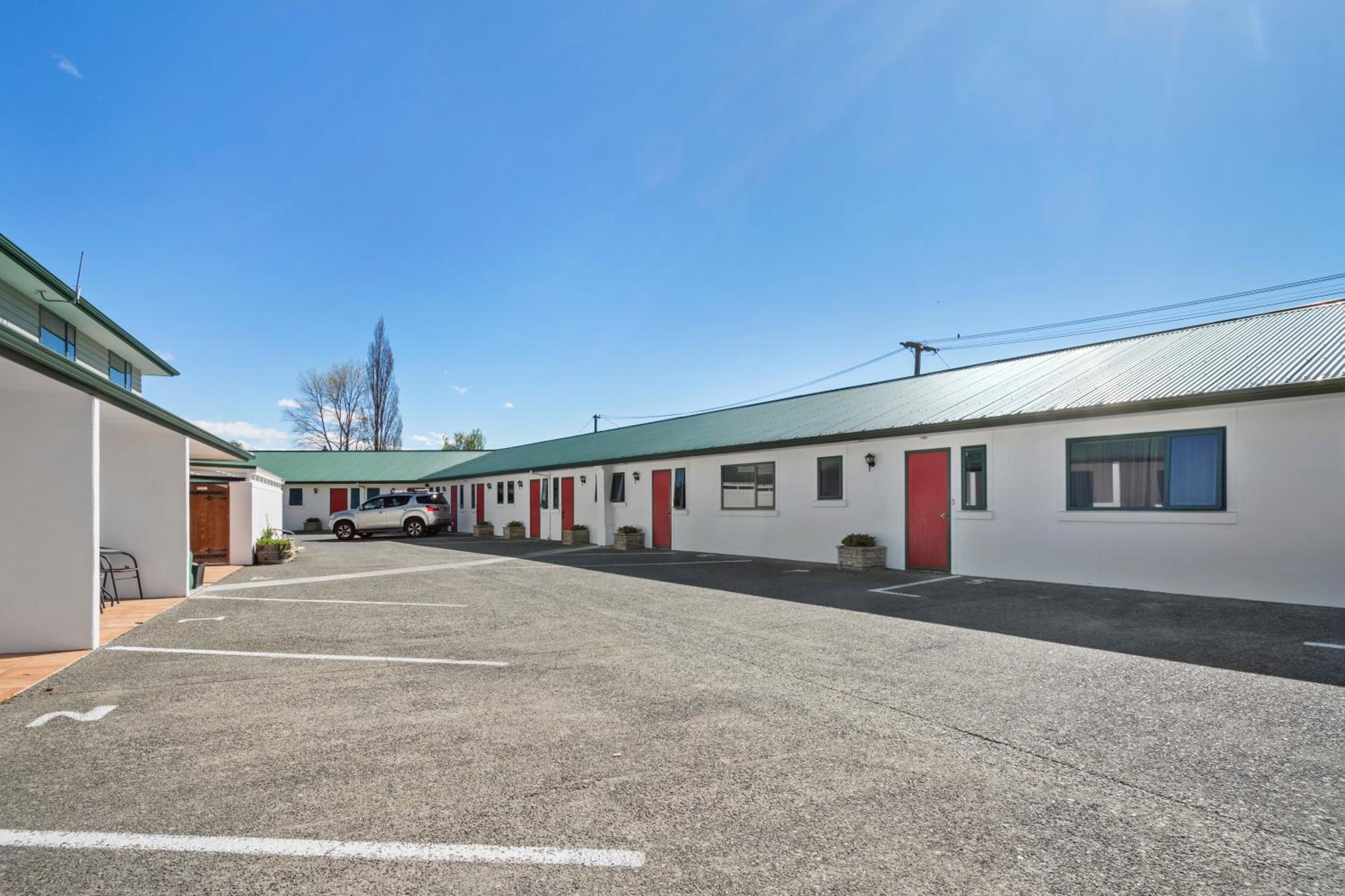 The Lakes Motel