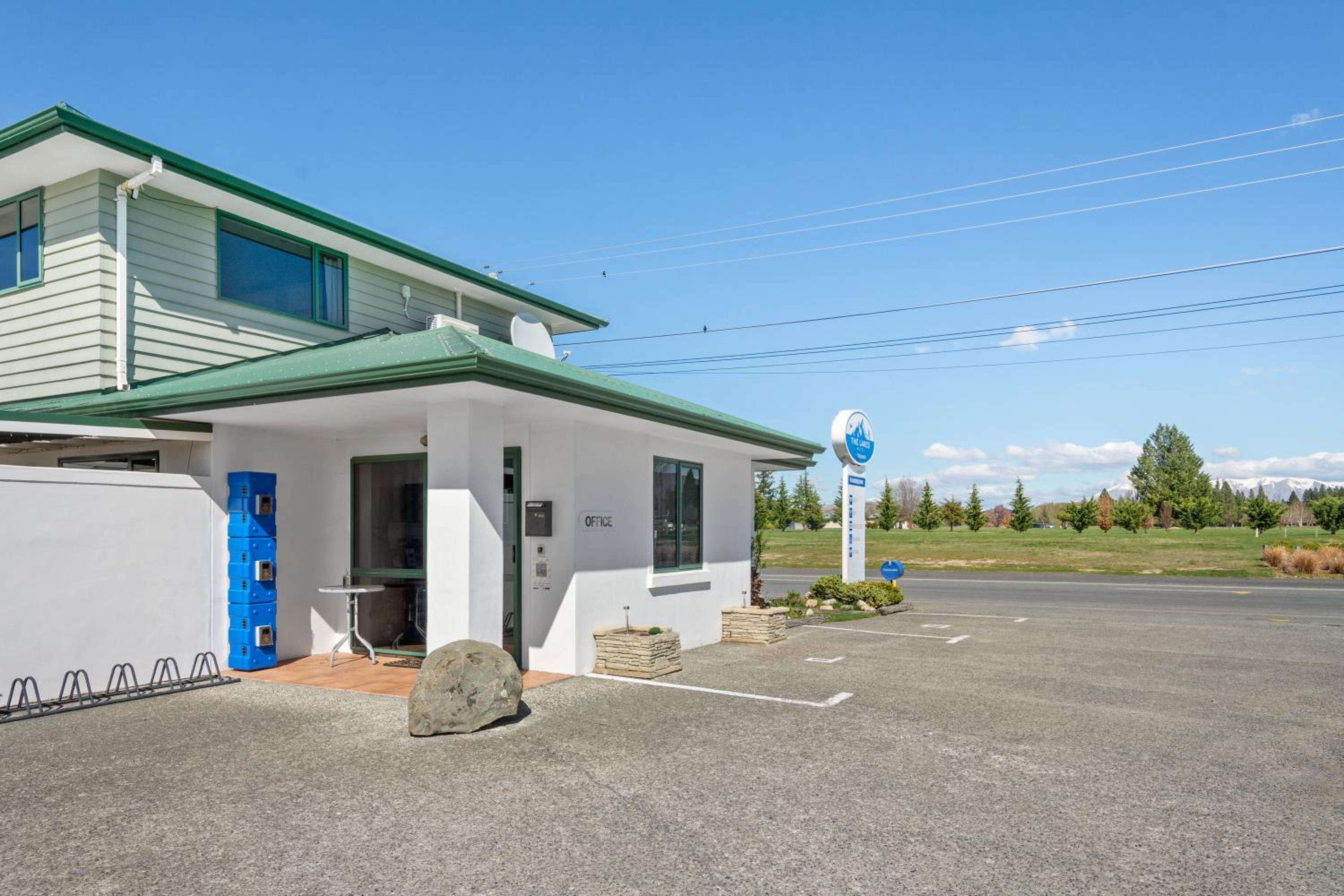 The Lakes Motel