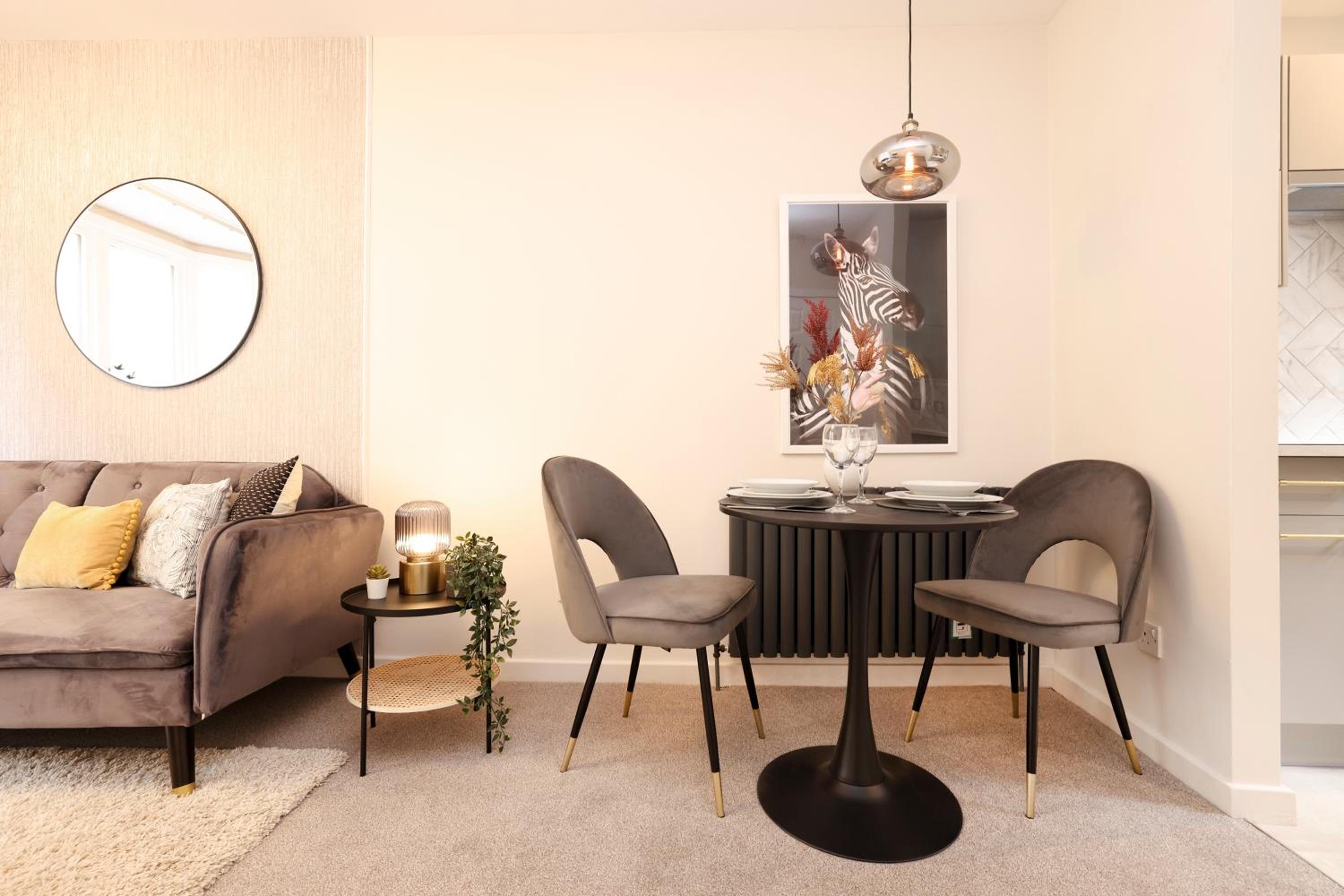 JOIVY Modern 1 bed Flat in West End, close to Princes Gardens view 5