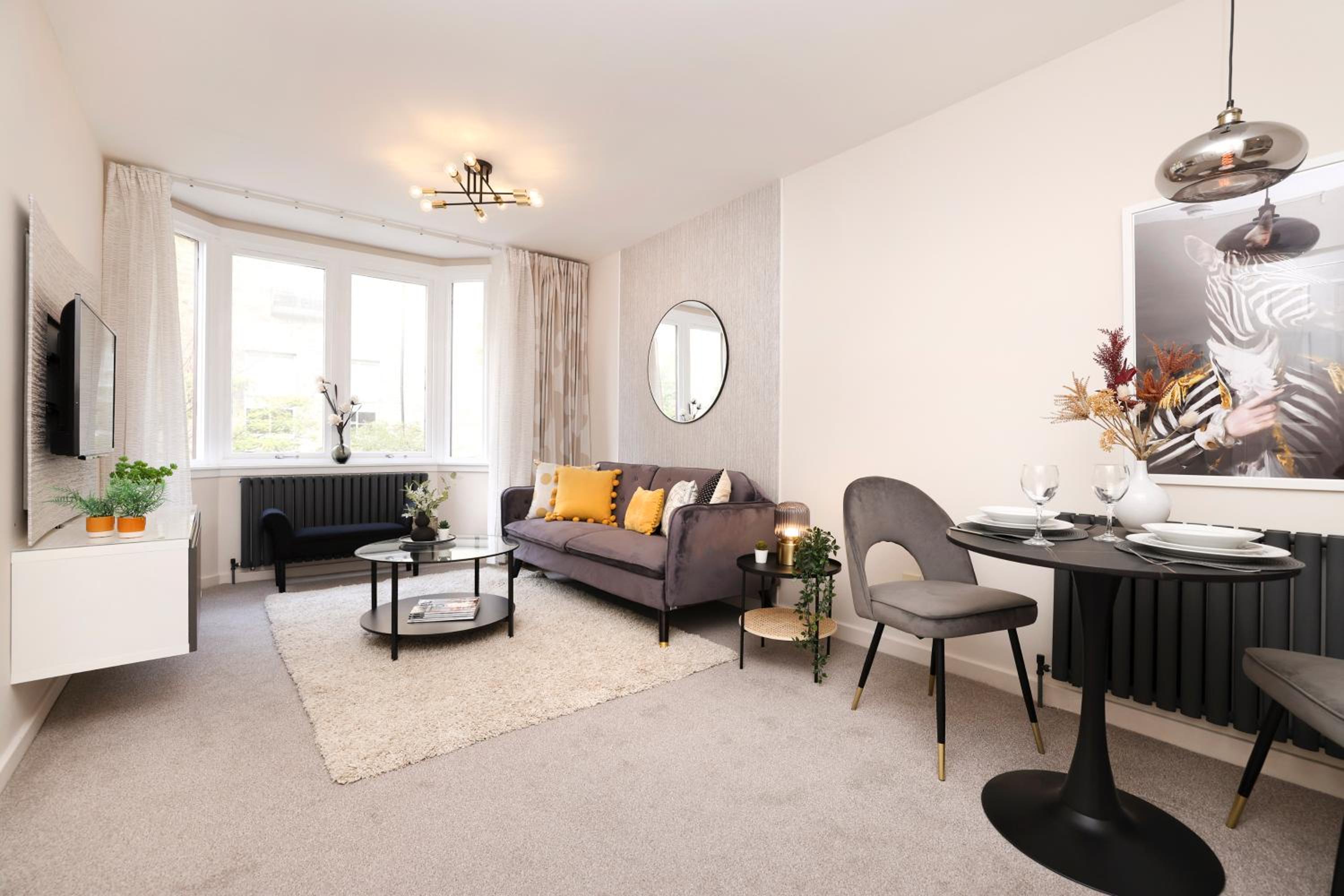 JOIVY Modern 1 bed Flat in West End, close to Princes Gardens view 2