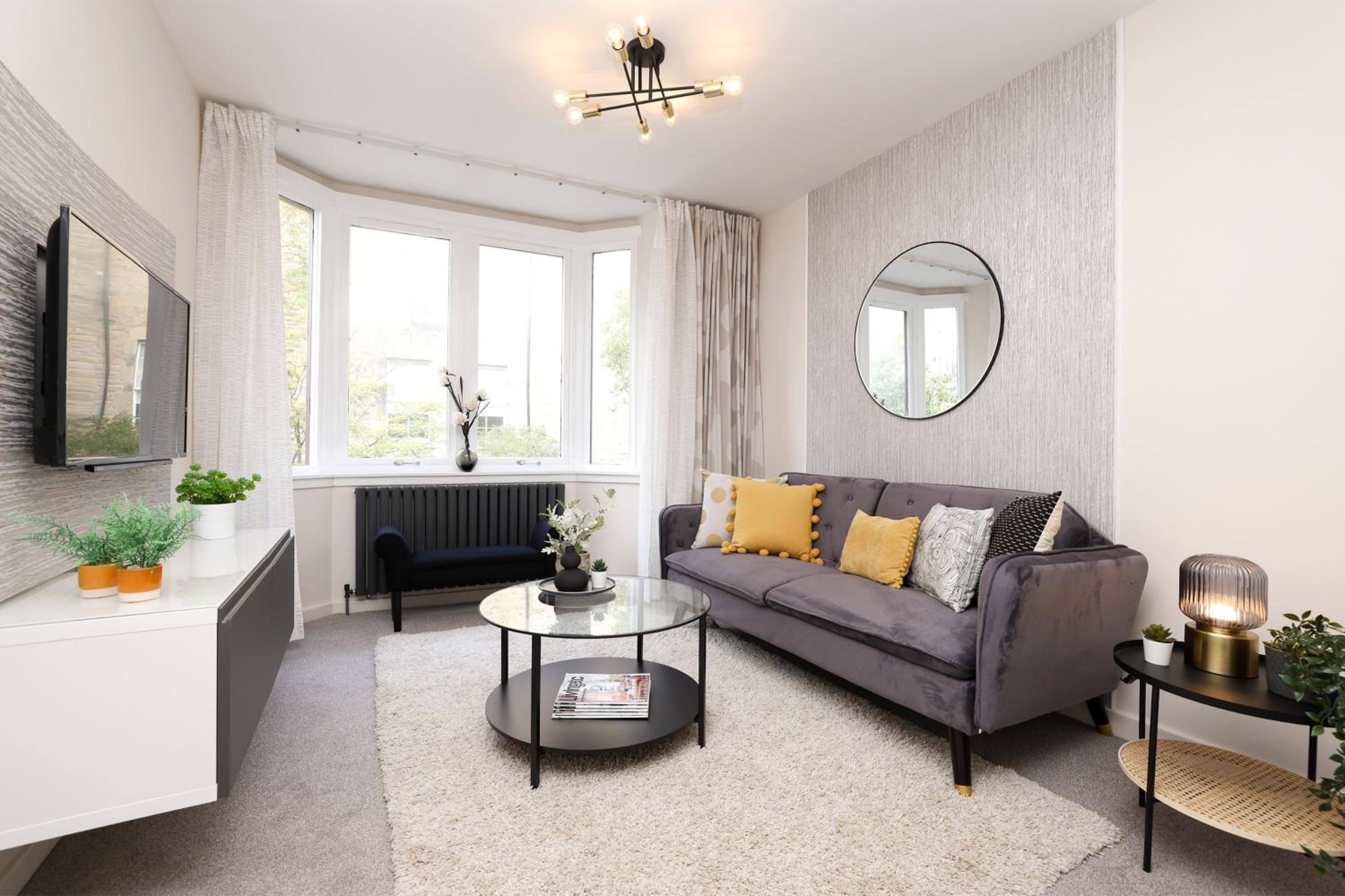 JOIVY Modern 1 bed Flat in West End, close to Princes Gardens view 3