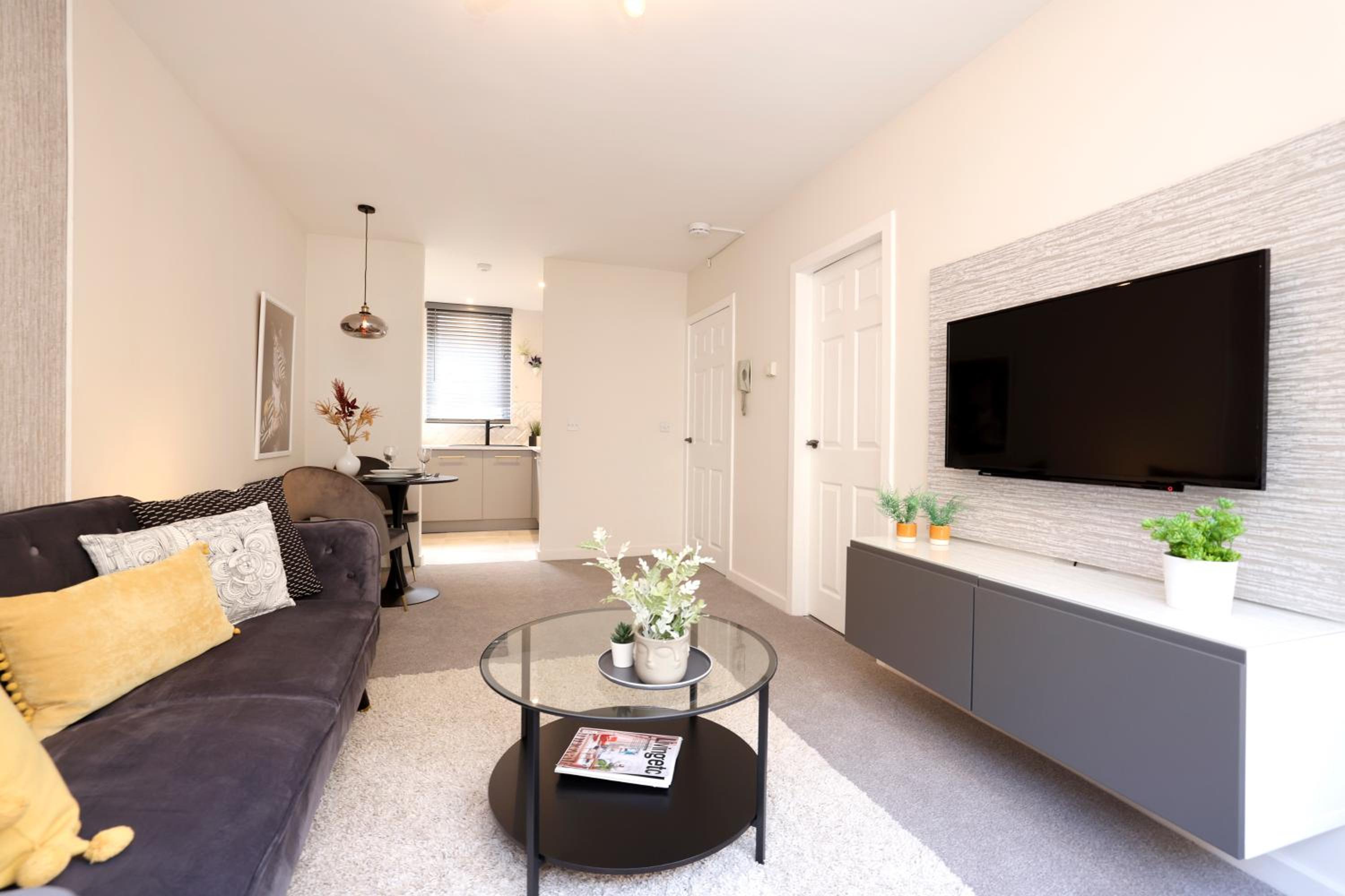 JOIVY Modern 1 bed Flat in West End, close to Princes Gardens view 4