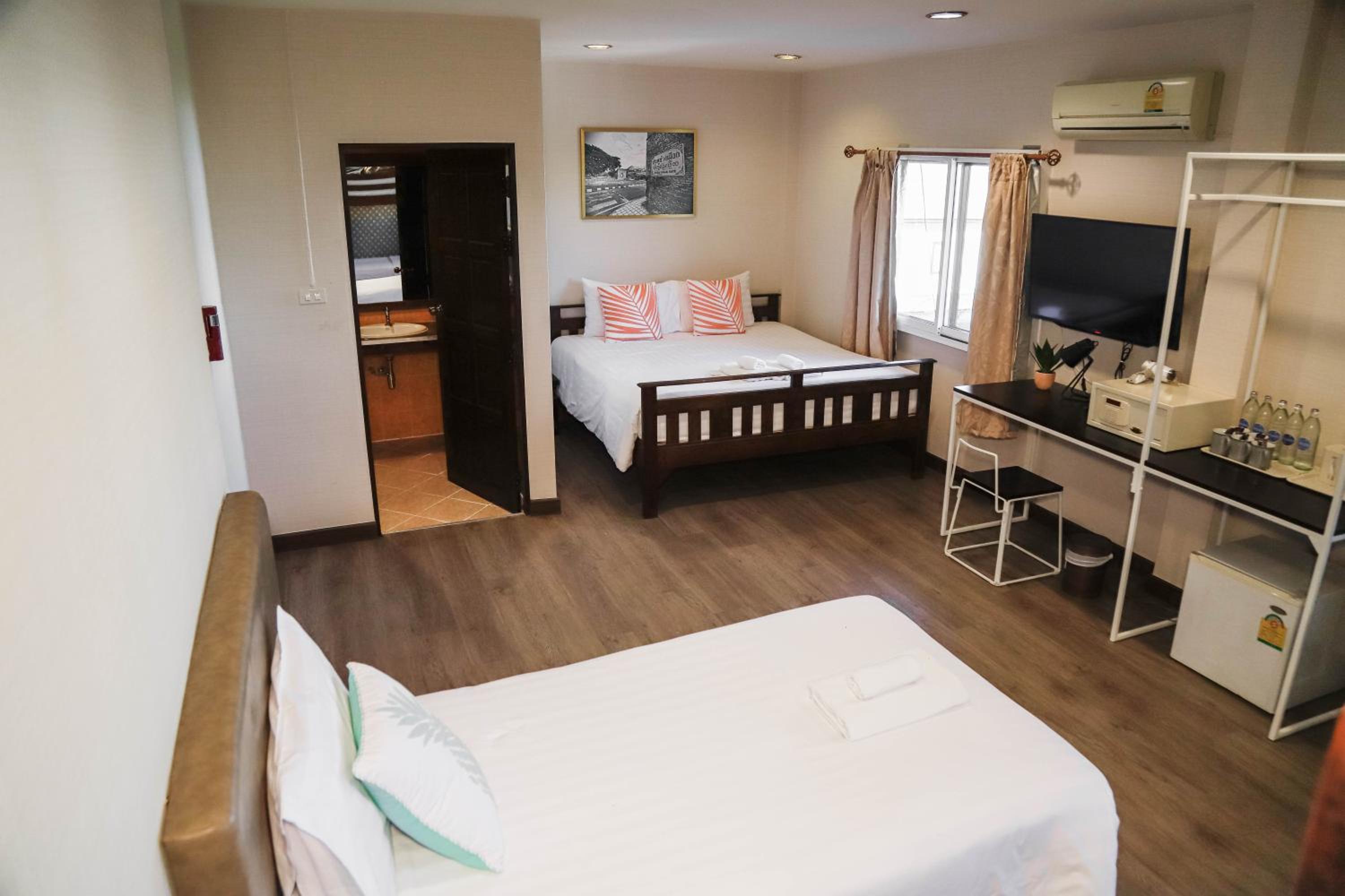 Family Room for 5 pax near Thapae Gate view 2