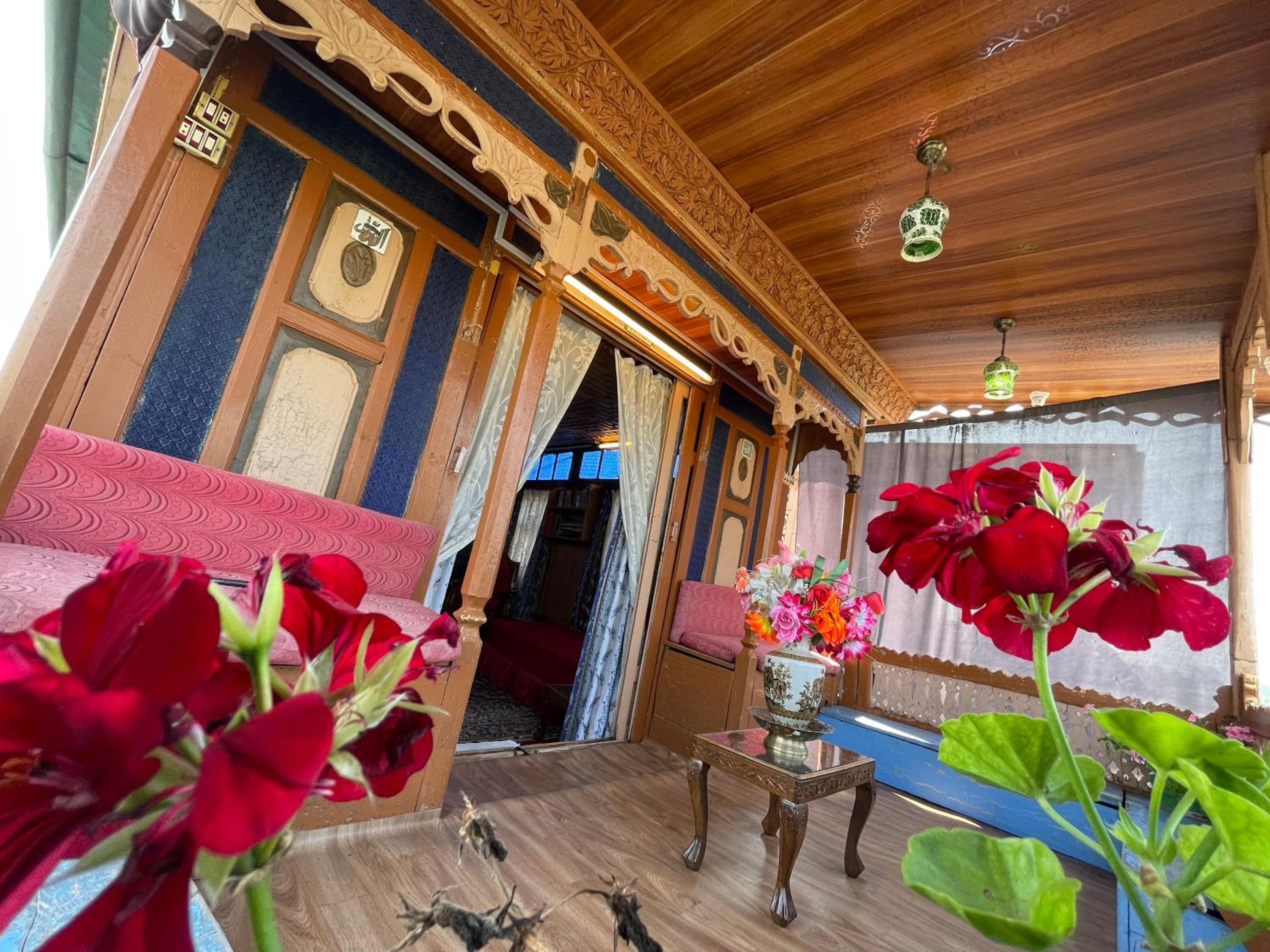 Houseboat Blue Dolphin view 3