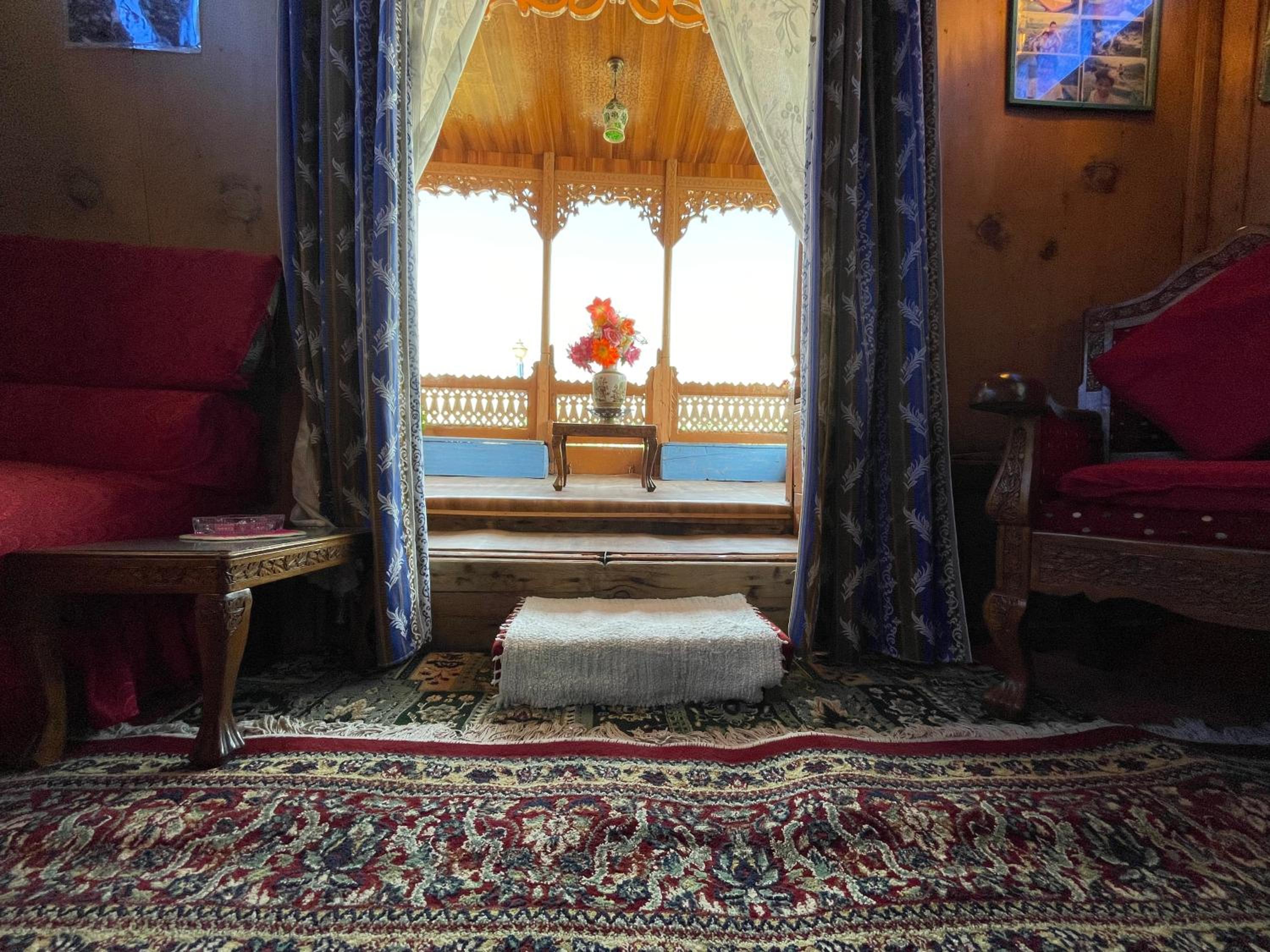 Houseboat Blue Dolphin view 5