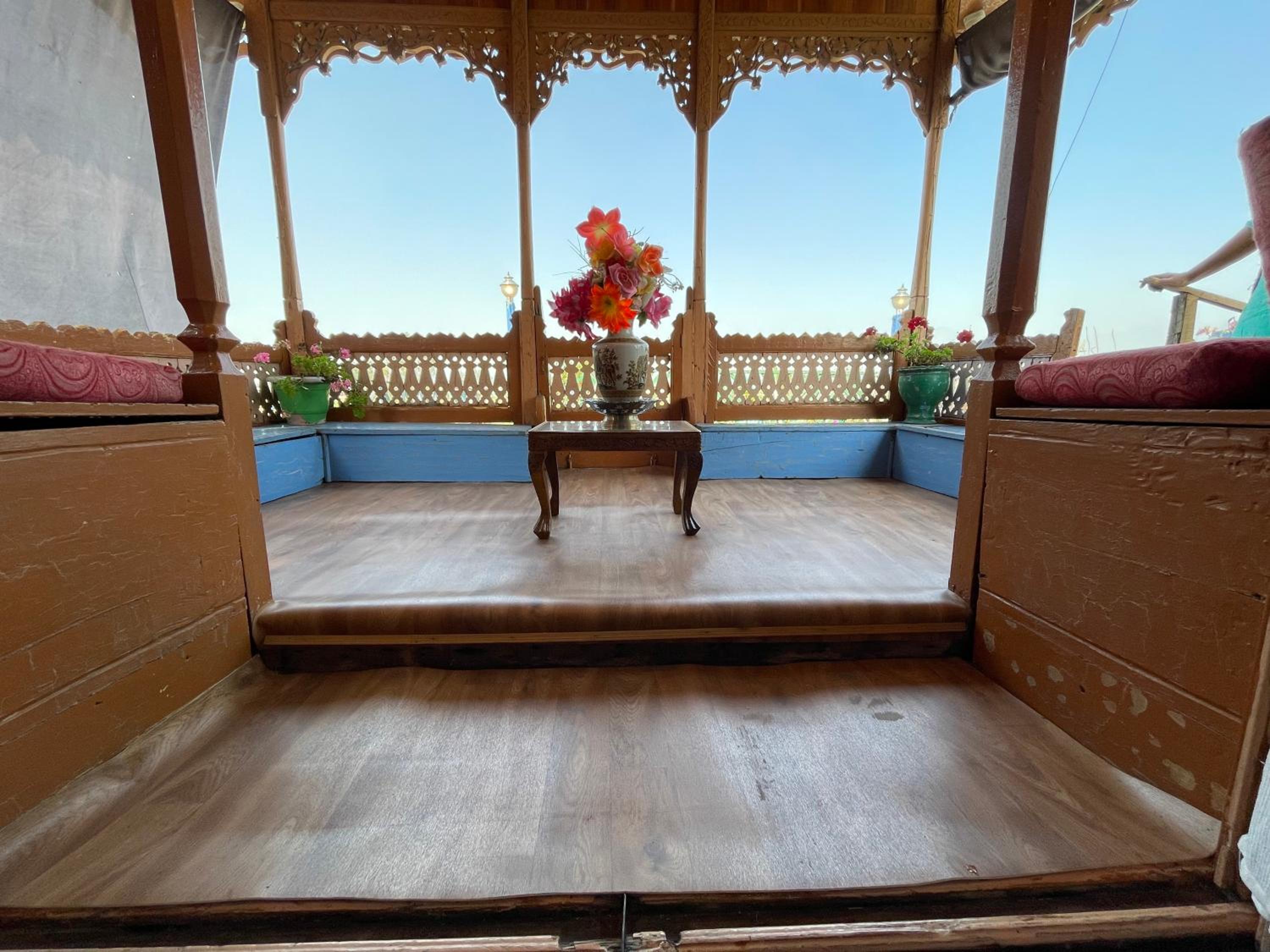 Houseboat Blue Dolphin view 4
