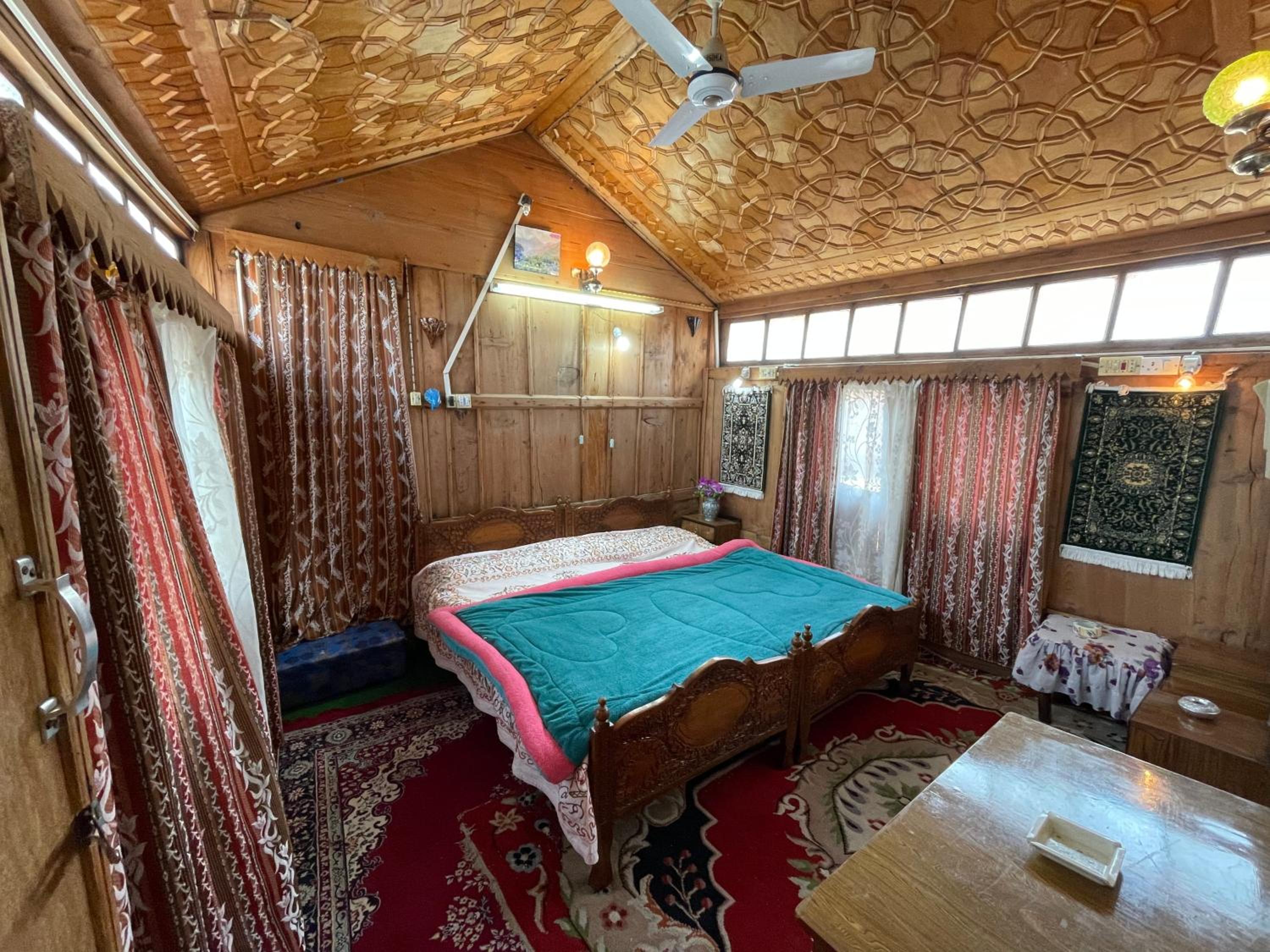 Houseboat Blue Dolphin view 2