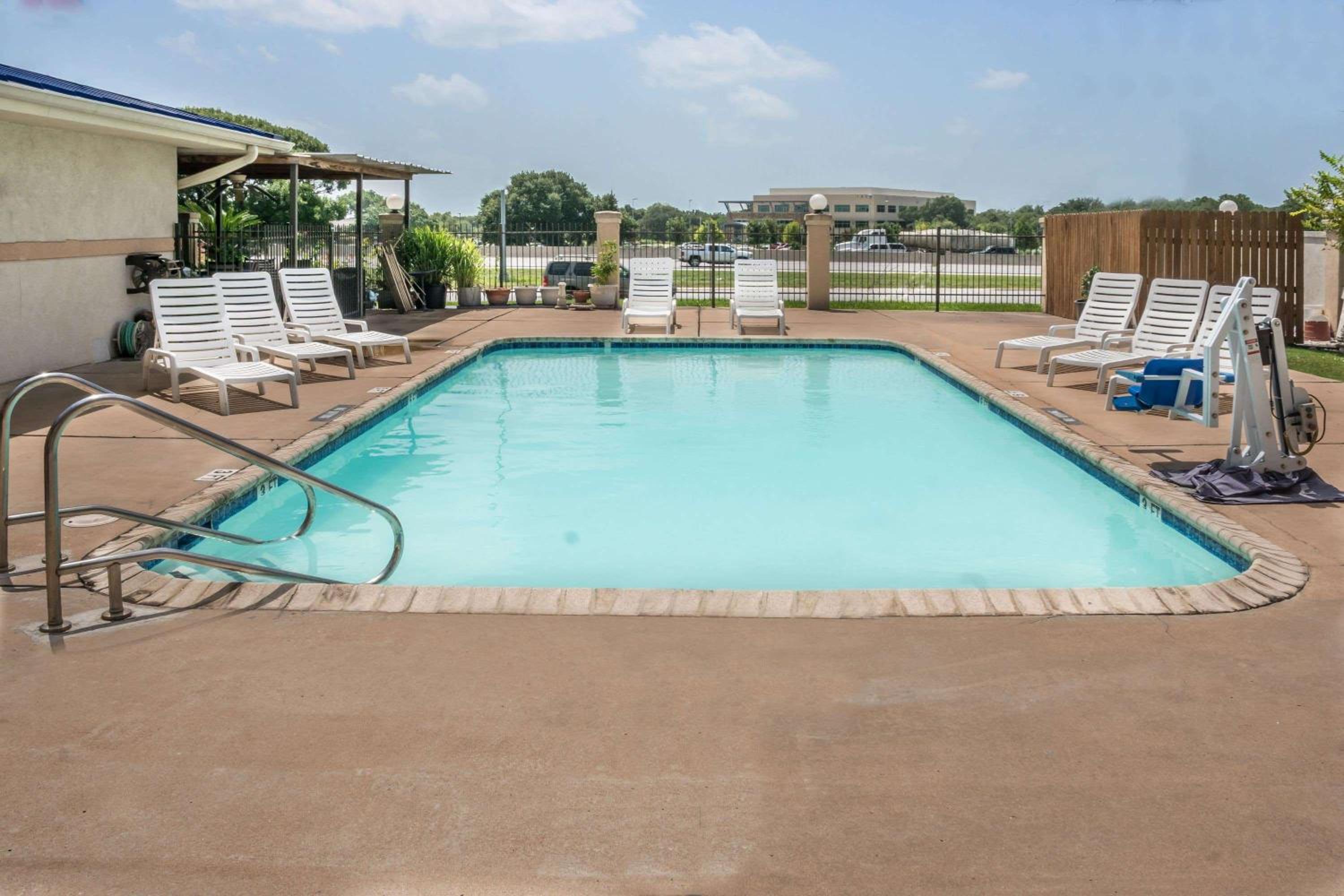 Super 8 by Wyndham San Marcos view 4
