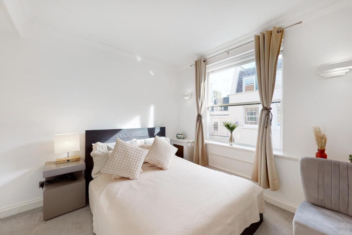 Stay in bond street