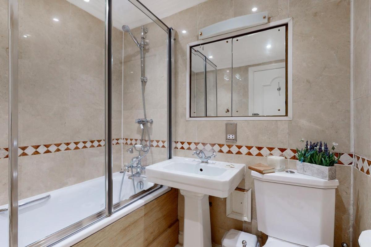 Stay in bond street