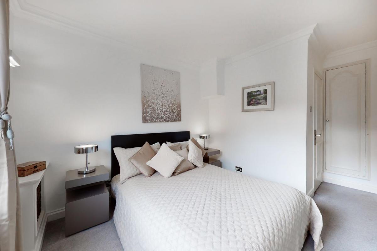Stay in bond street