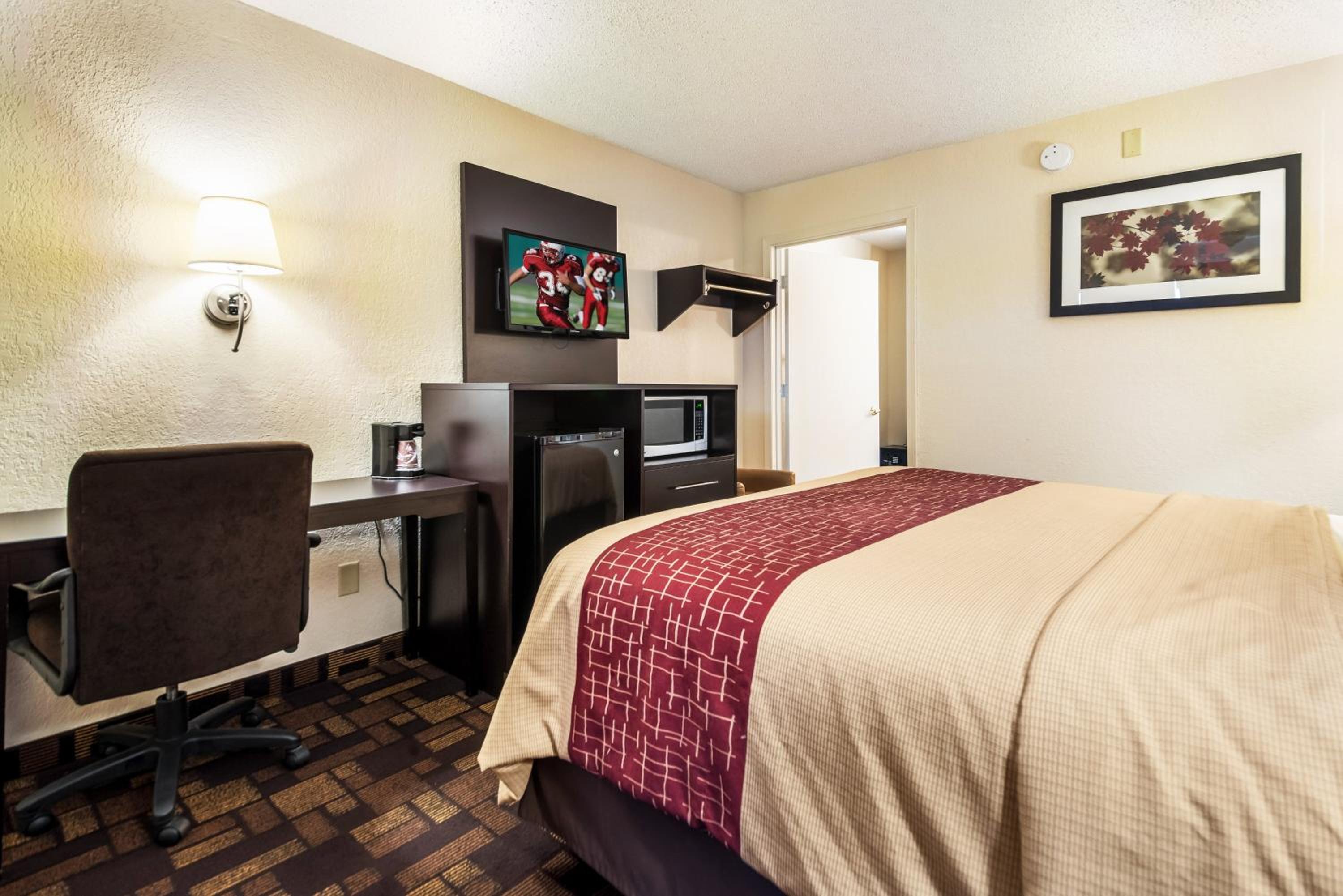 Anderson Vacations - Red Roof Inn Anderson, IN - Property Image 6