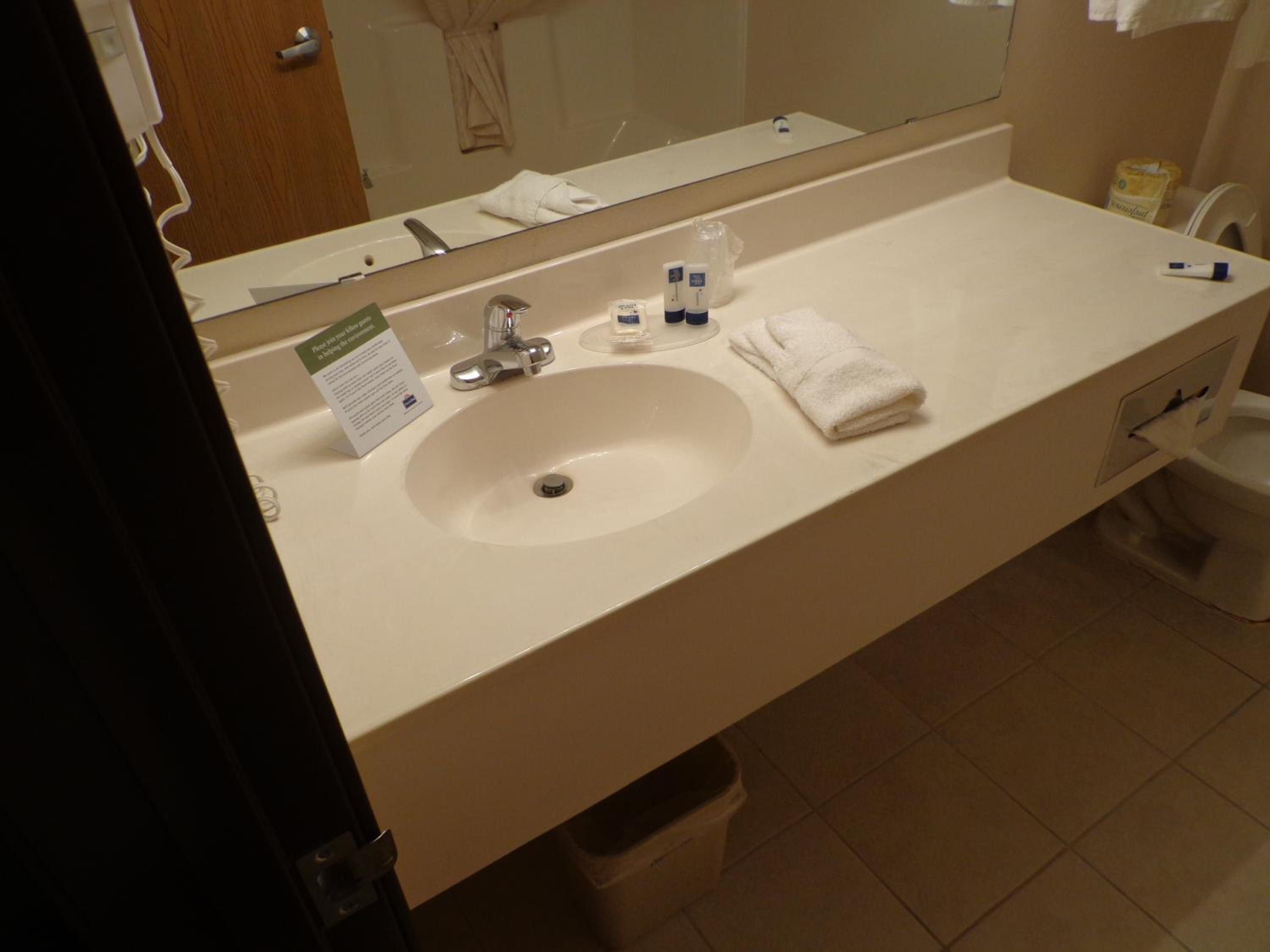 AmericInn by Wyndham Madison SD
