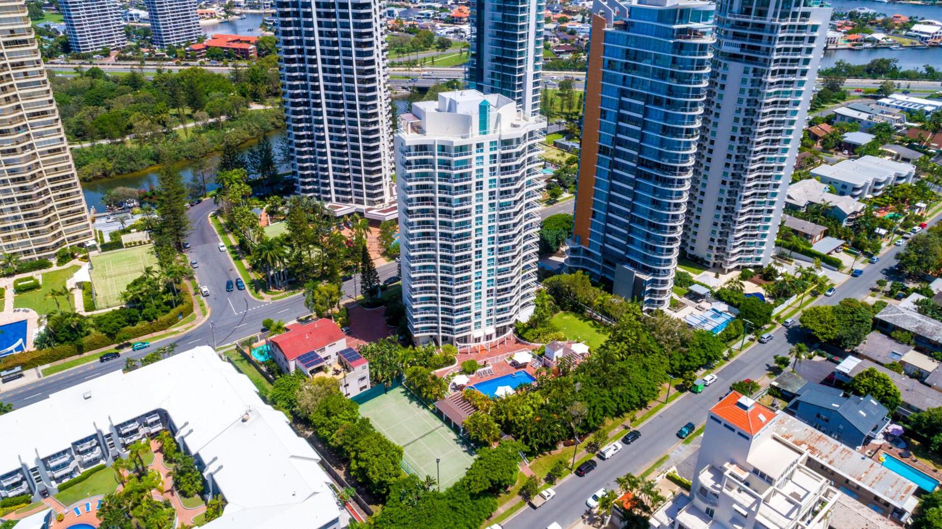 Hotel The Crest Apartments - Image 1