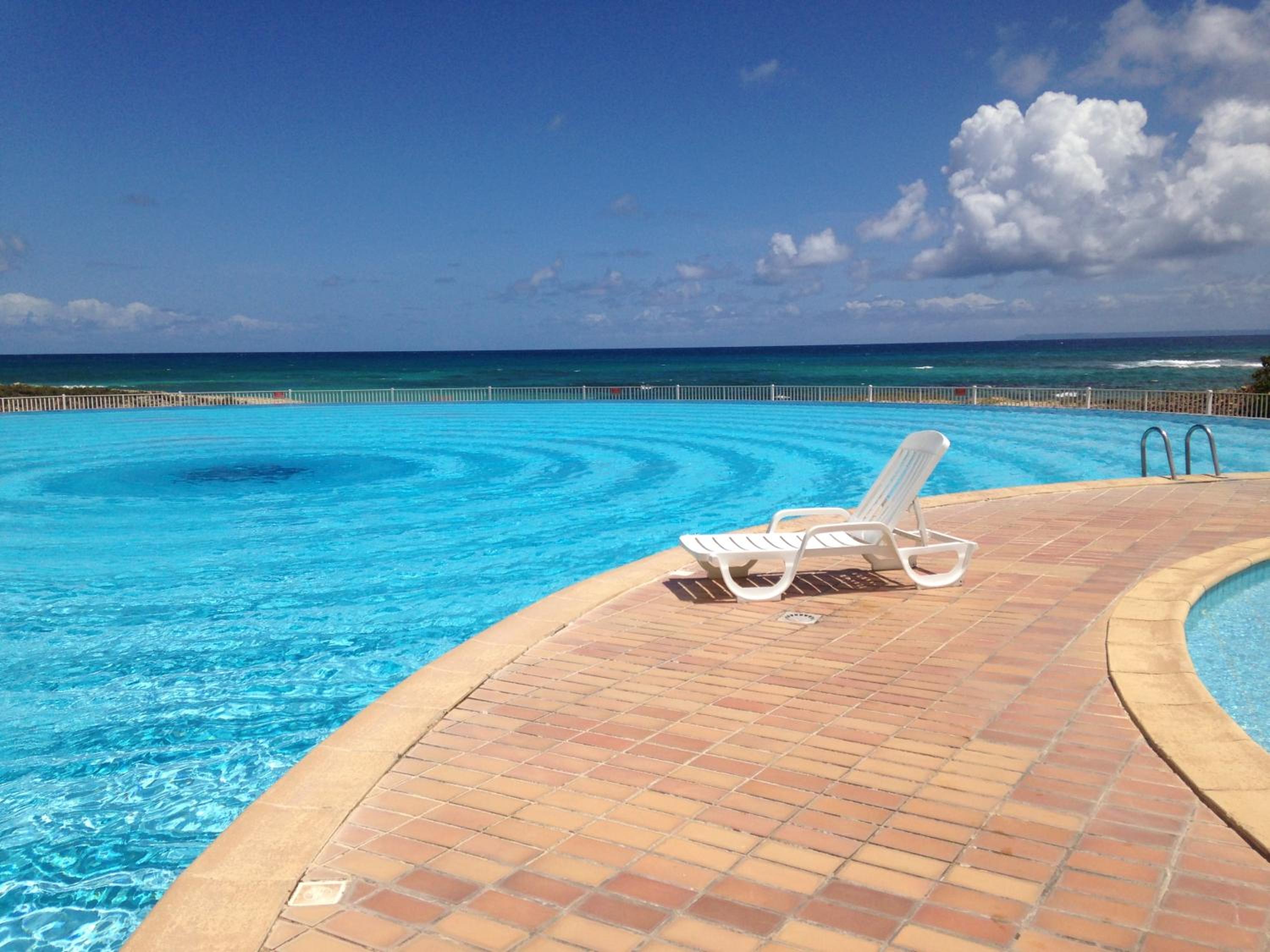 COEUR TIARE studio lounge piscine plage cocotiers view 3