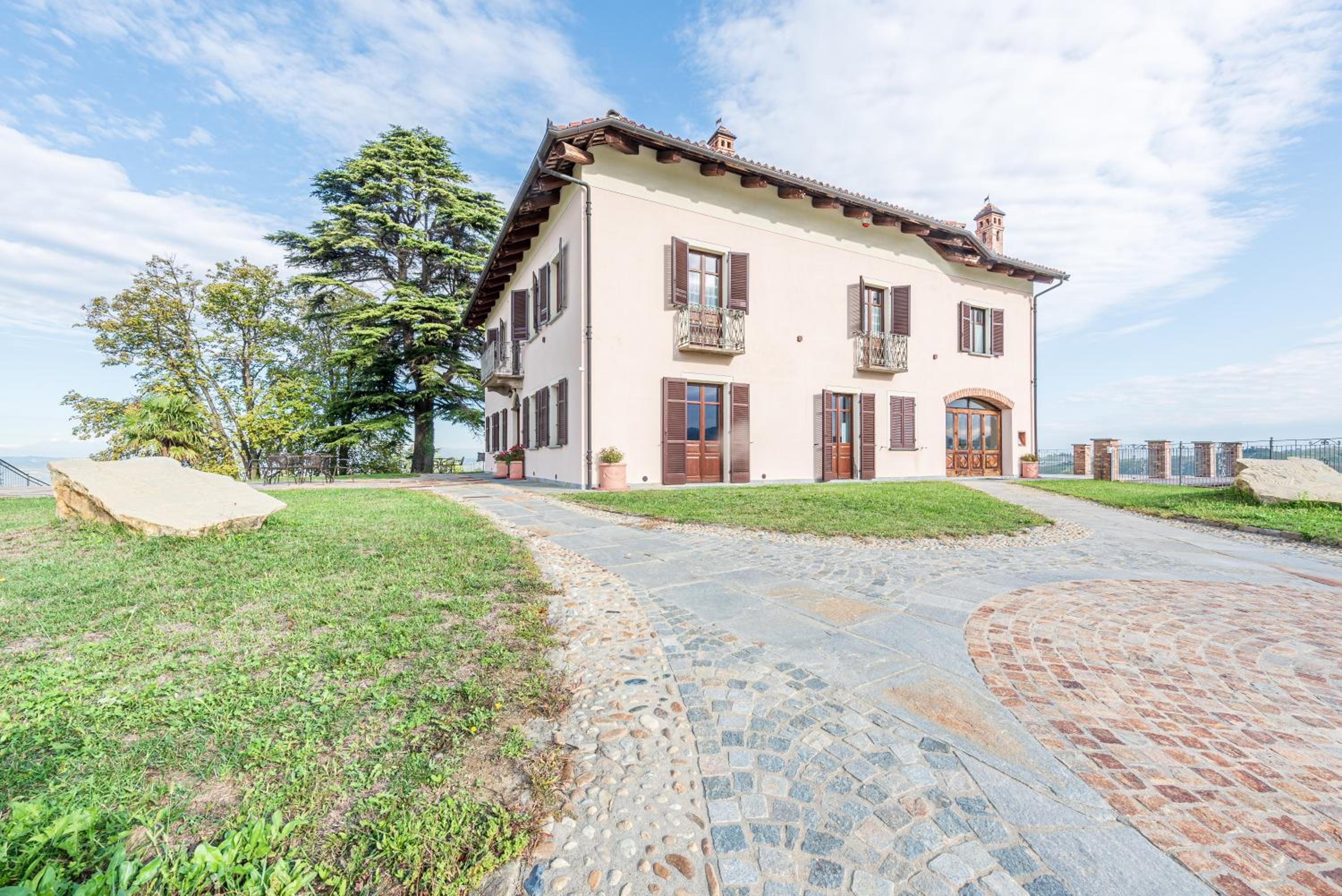 Villa Bricco Paglieri view 3