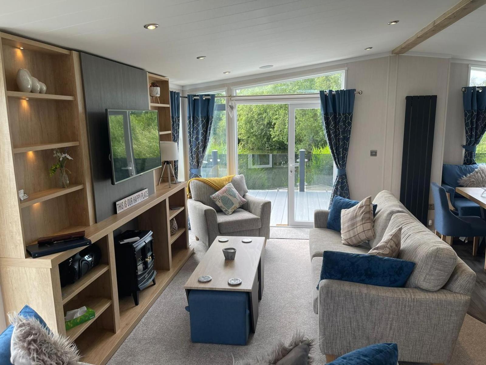 Indulgence Lakeside Lodge i3 with hot tub, private fishing peg situated at Tattershall Lakes Country Park view 4