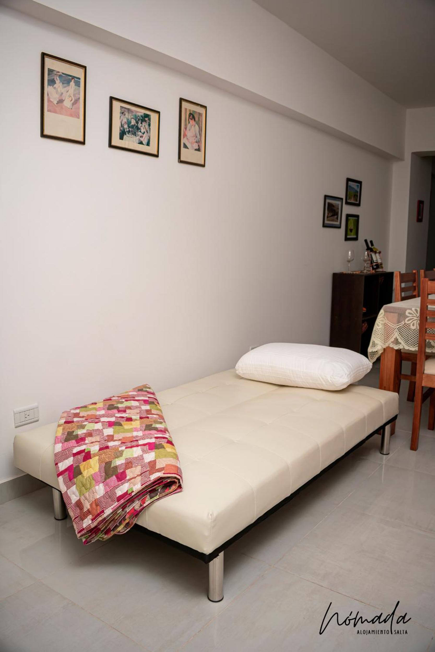 Departamento en calle principal, cómodo, hasta 4.