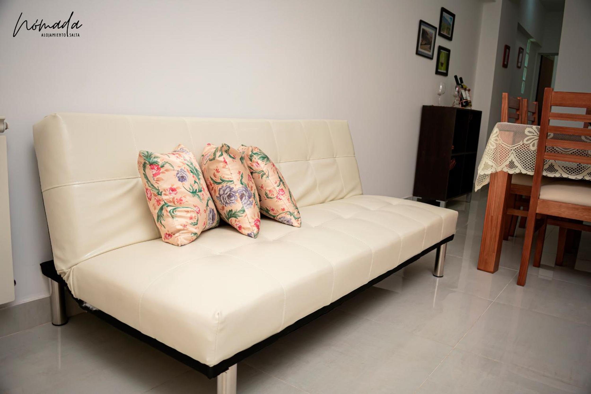 Departamento en calle principal, cómodo, hasta 4.