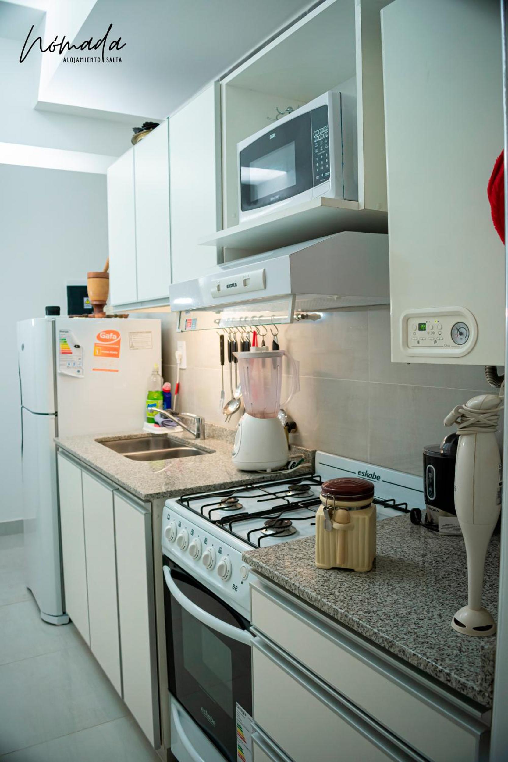 Departamento en calle principal, cómodo, hasta 4.