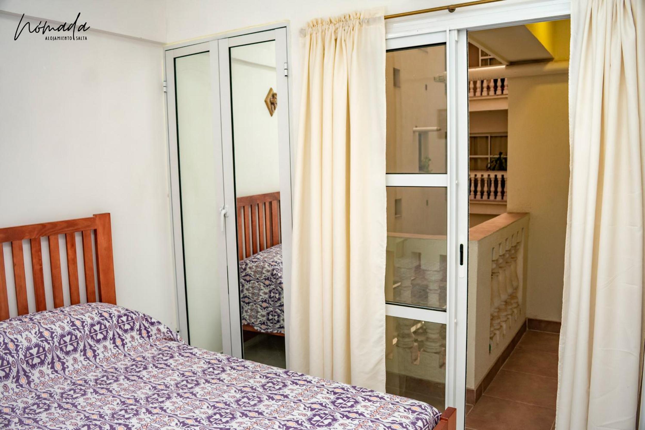 Departamento en calle principal, cómodo, hasta 4.