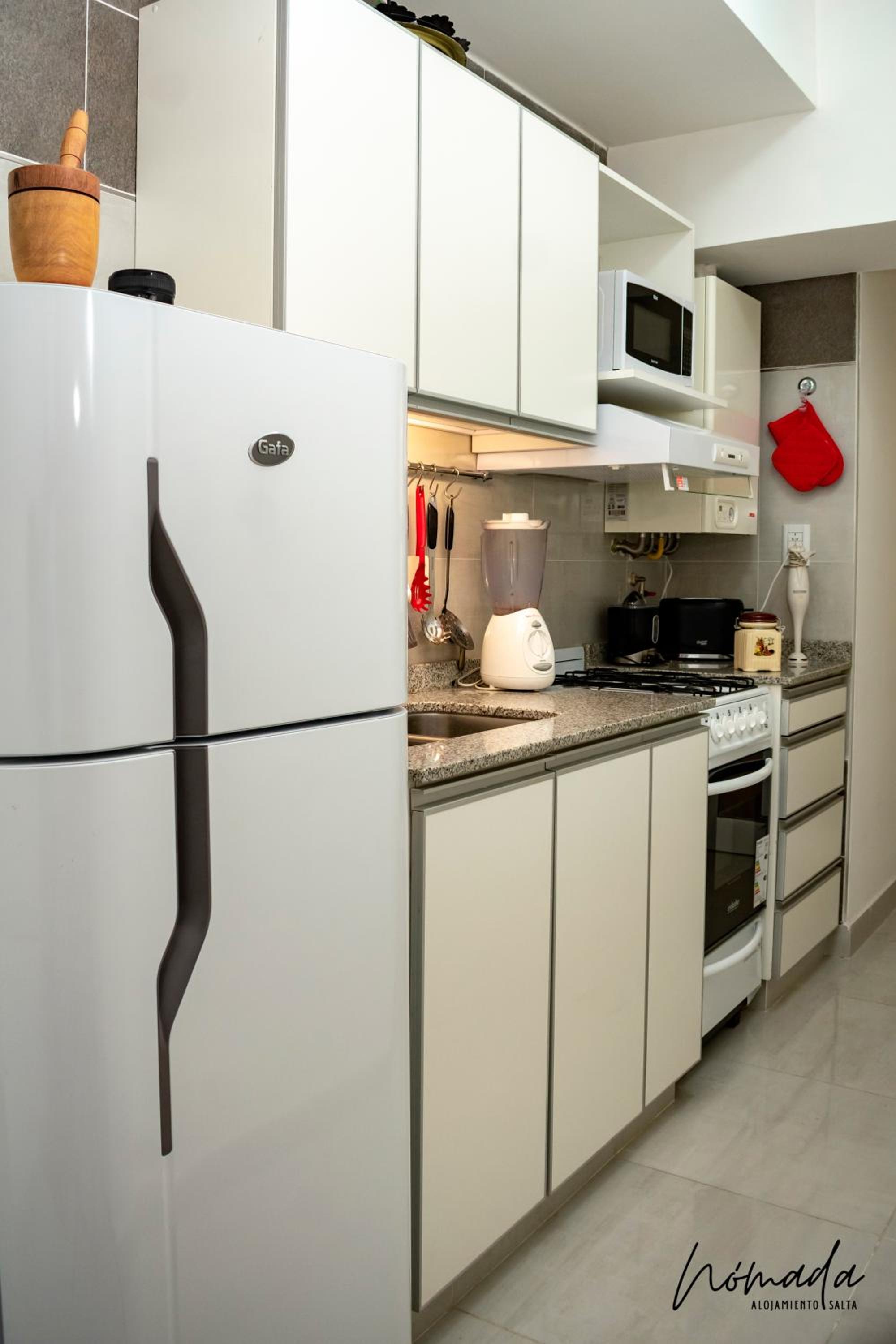 Departamento en calle principal, cómodo, hasta 4.
