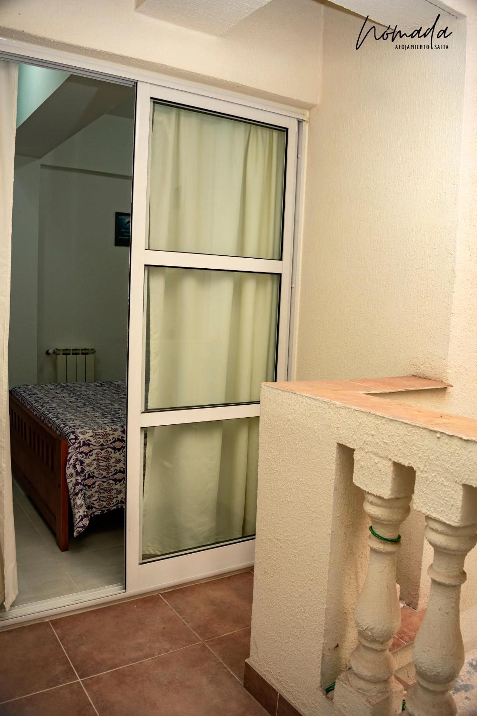 Departamento en calle principal, cómodo, hasta 4.
