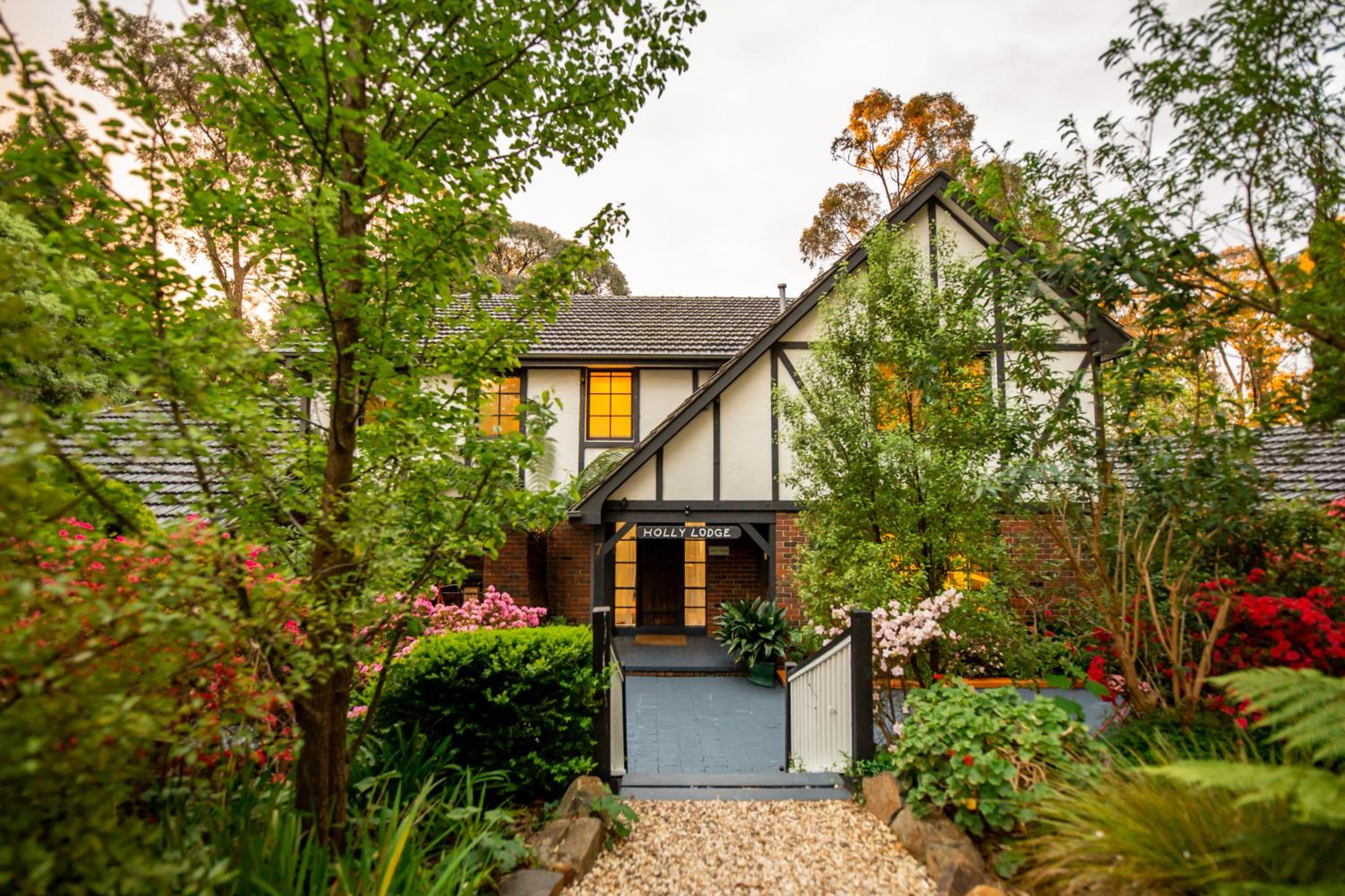 Hotel Holly Lodge - Image 1