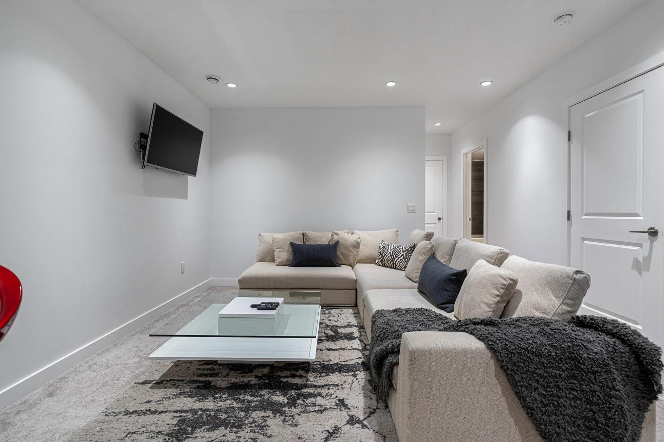 Contemporary Luxury 4 bedroom House near Downtown