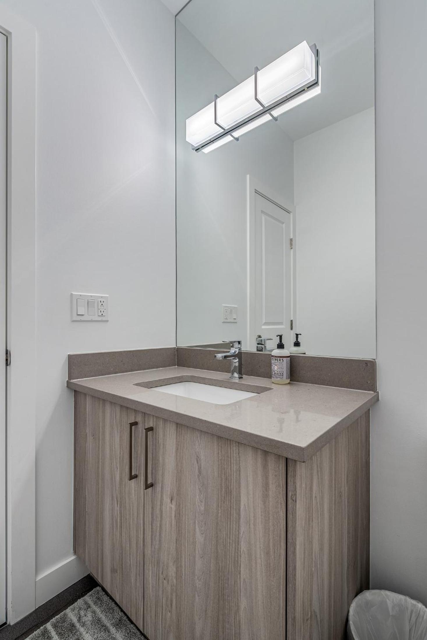 Contemporary Luxury 4 bedroom House near Downtown