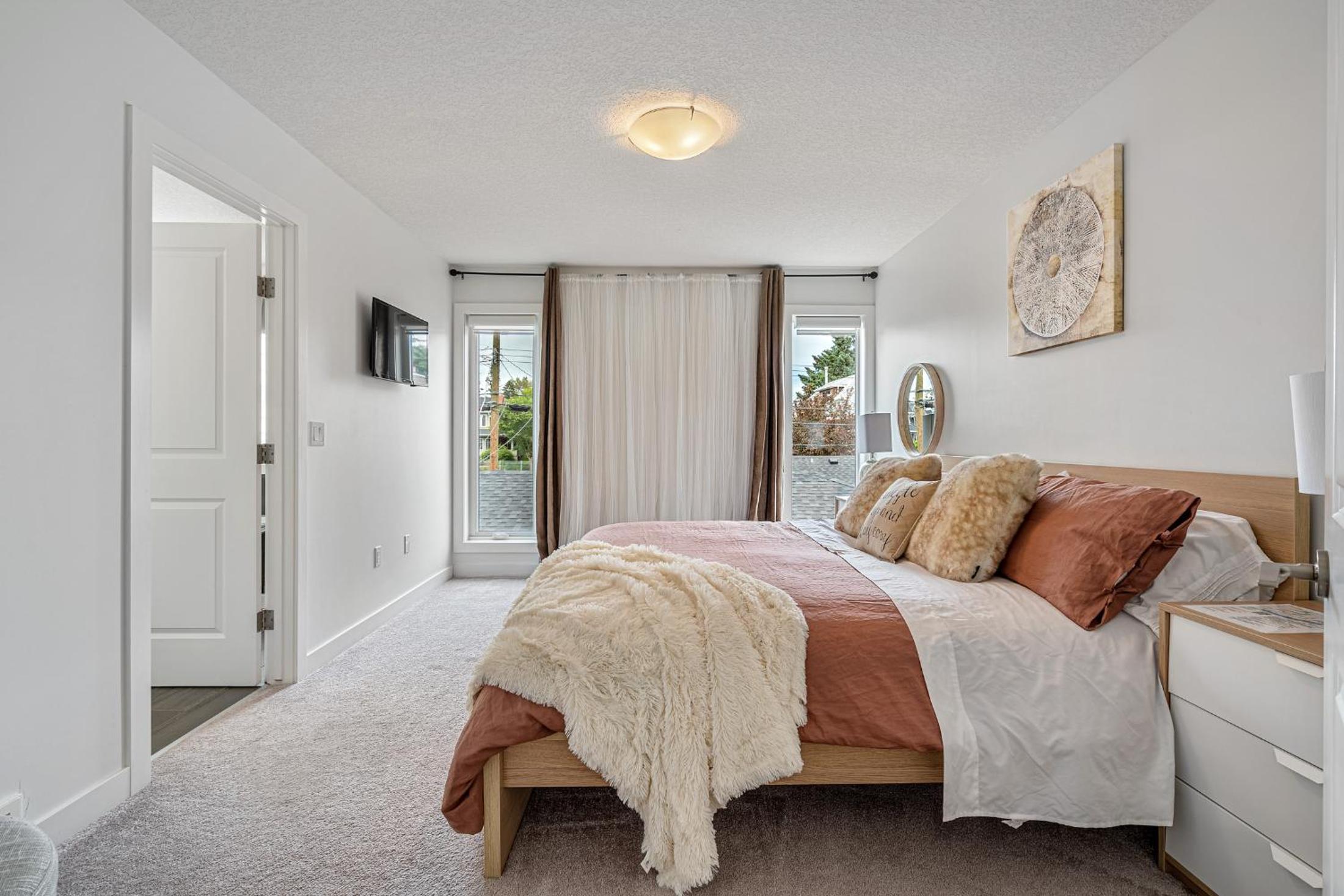 Contemporary Luxury 4 bedroom House near Downtown