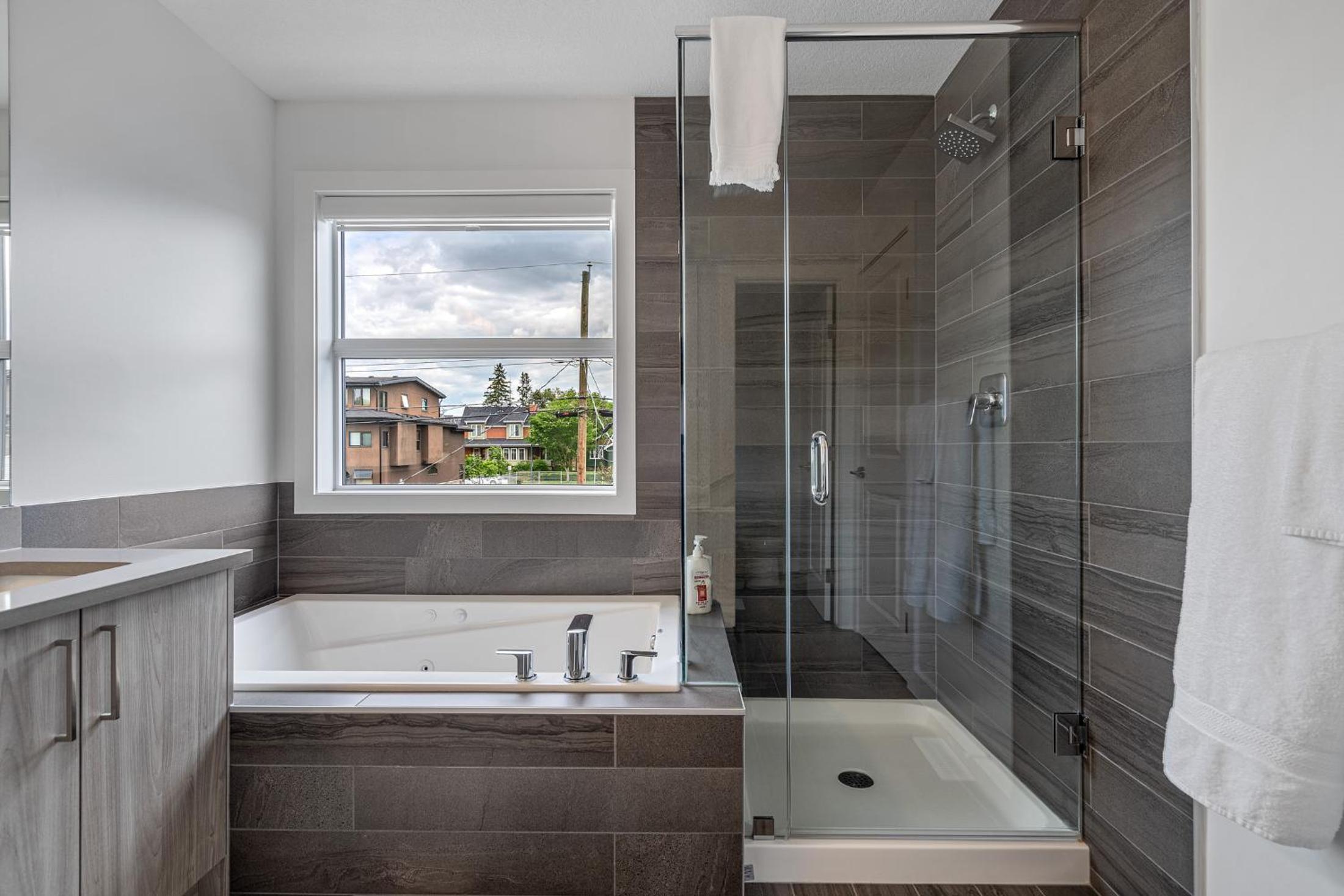 Contemporary Luxury 4 bedroom House near Downtown