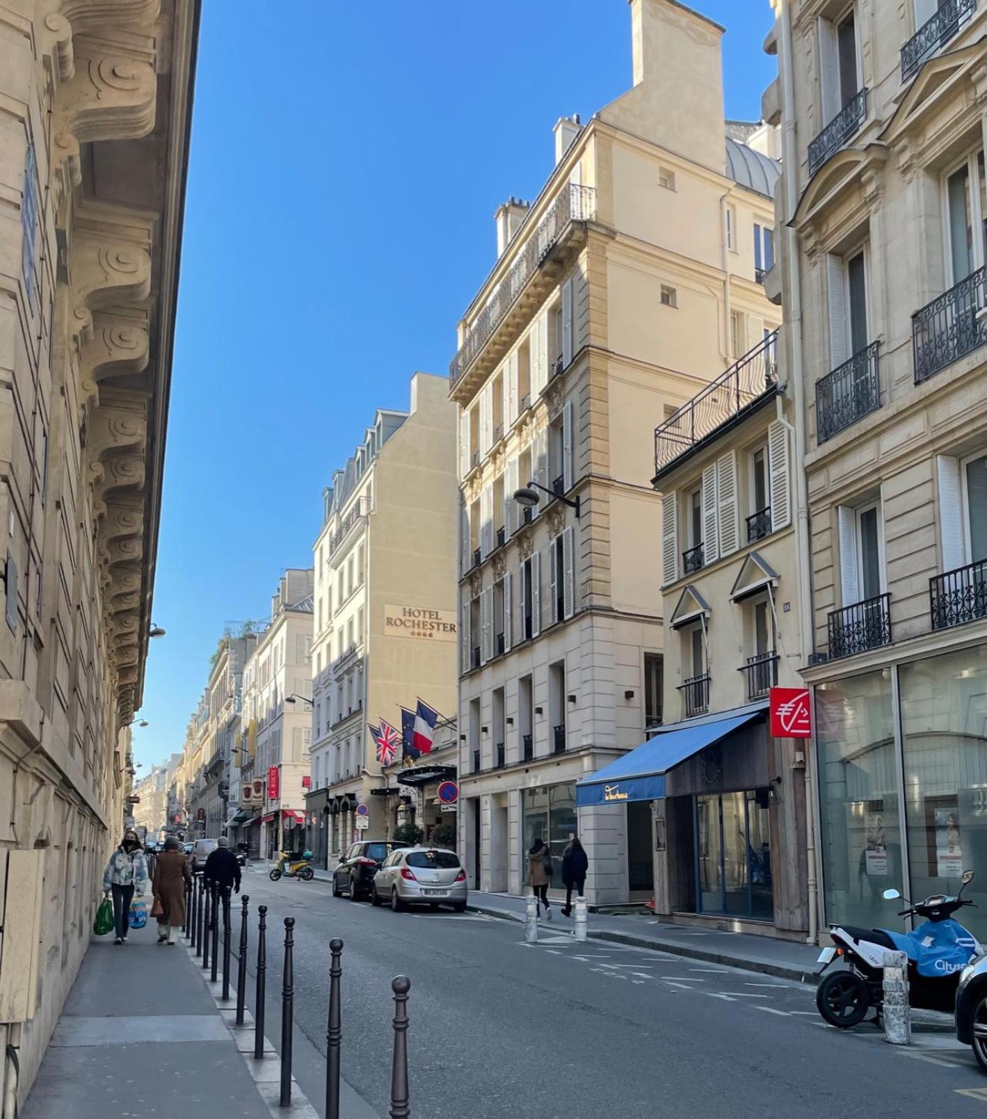 Two-Bedroom Apartment Champs-Elysées