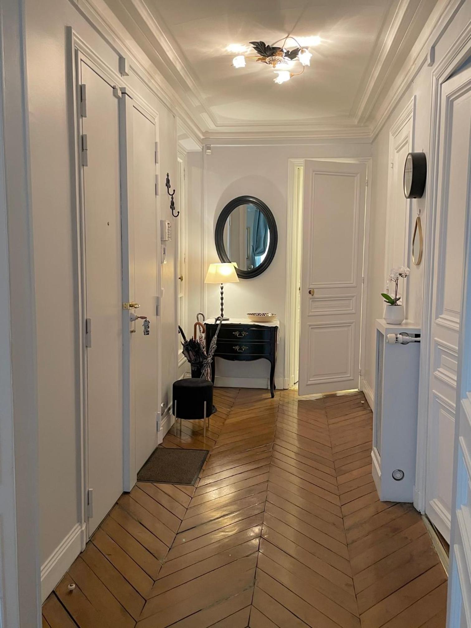 Two-Bedroom Apartment Champs-Elysées