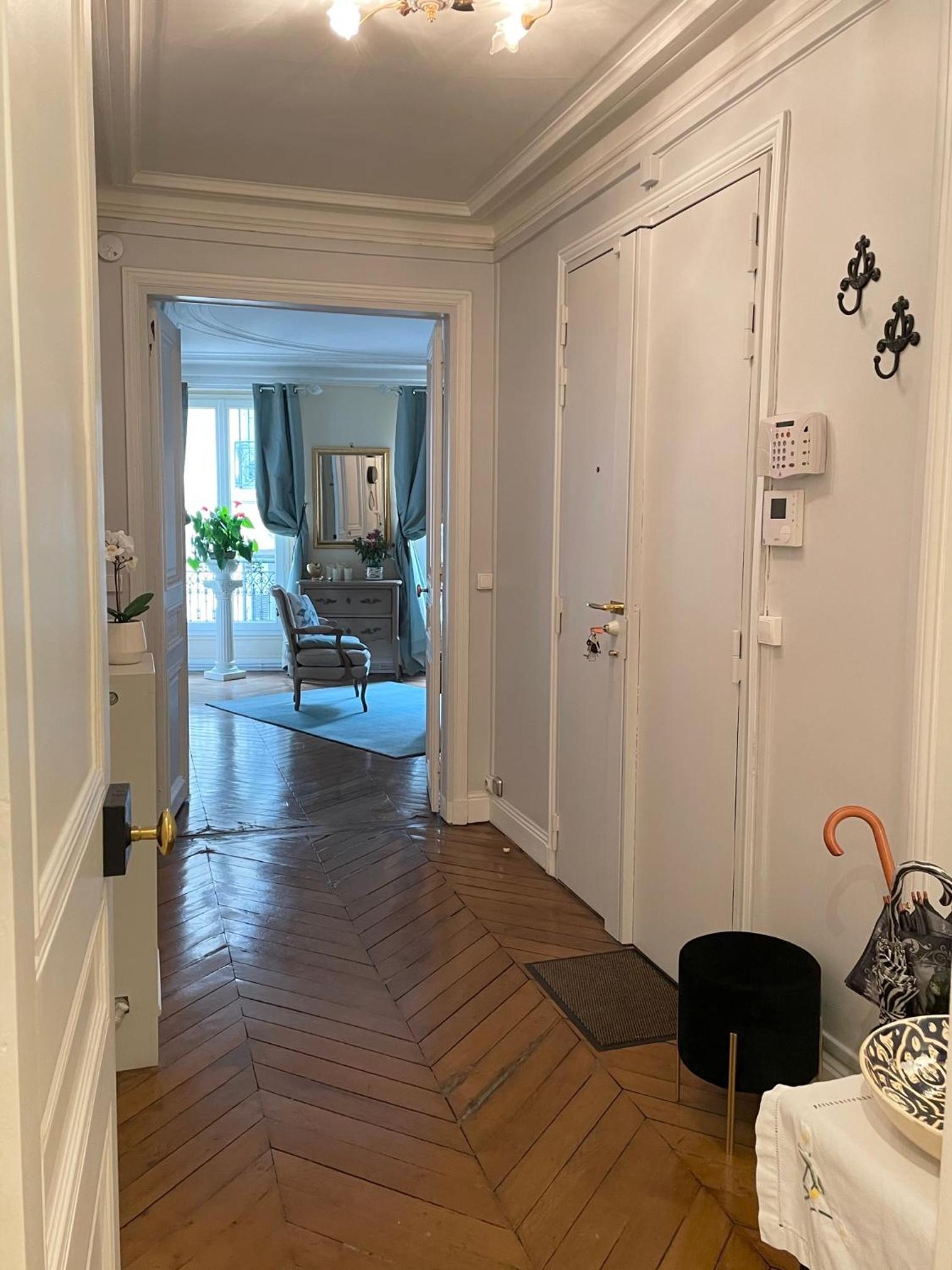 Two-Bedroom Apartment Champs-Elysées