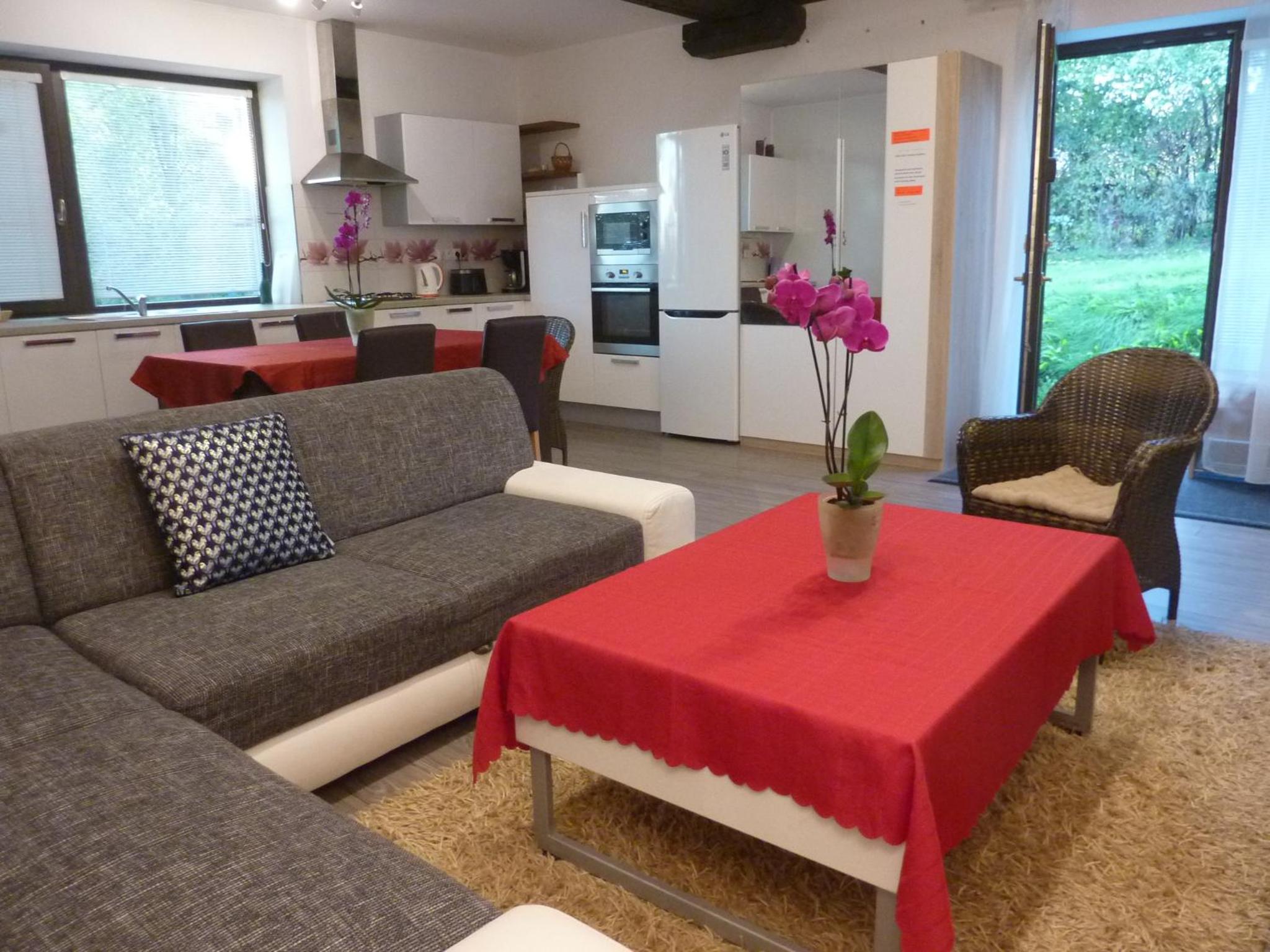 Veľký apartmán v rodinnom dvojdome, Free Parking view 3