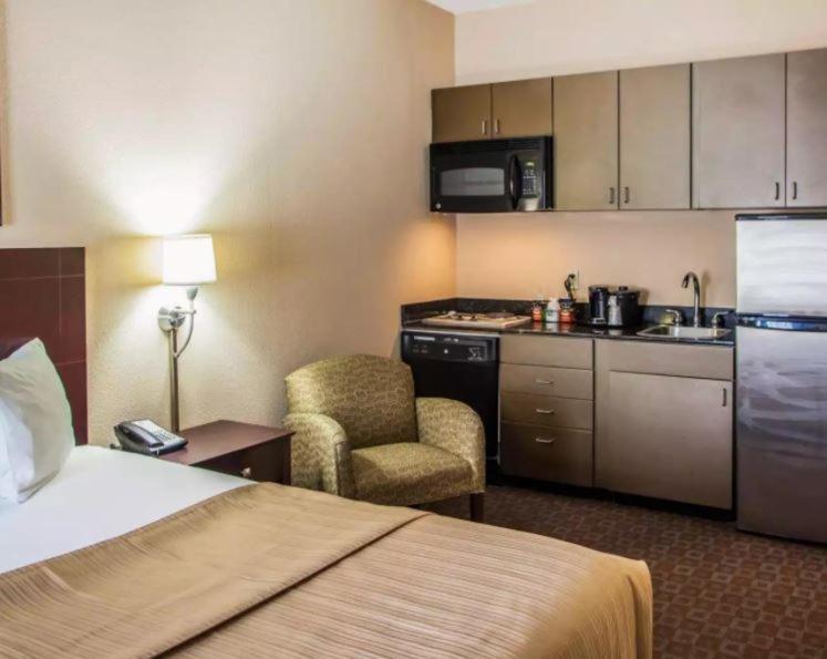 Peoria Vacations - Quality Inn Suites - Property Image 25