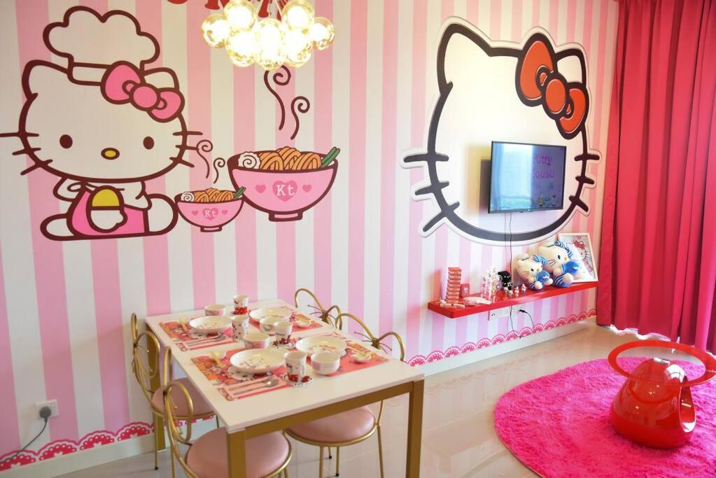 Play at HELLO KITTY Kawaii Fun House