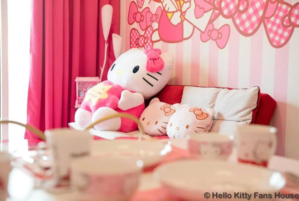 Play at HELLO KITTY Kawaii Fun House