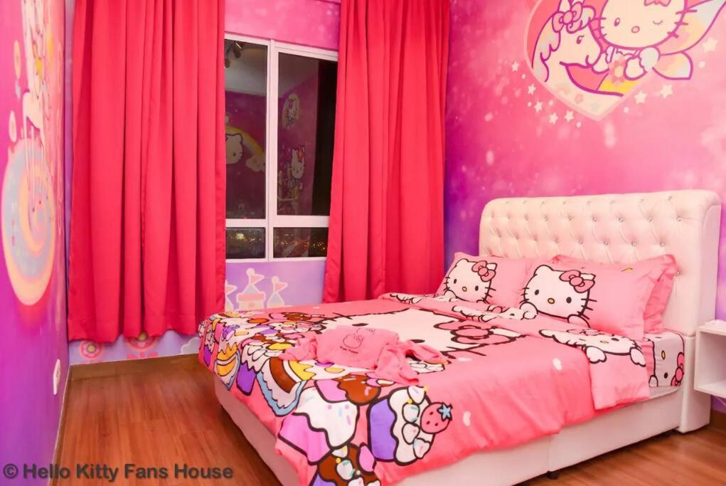 Play at HELLO KITTY Kawaii Fun House