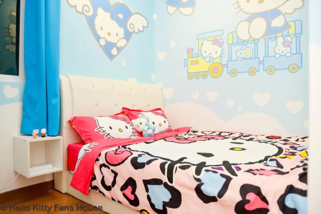 Play at HELLO KITTY Kawaii Fun House