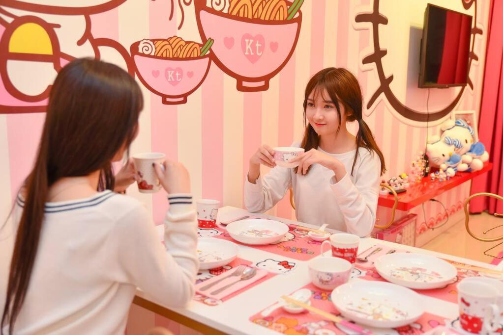 Play at HELLO KITTY Kawaii Fun House