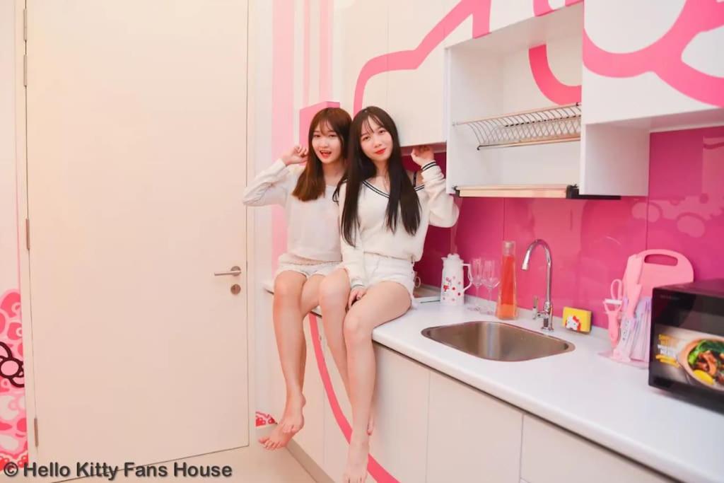 Play at HELLO KITTY Kawaii Fun House