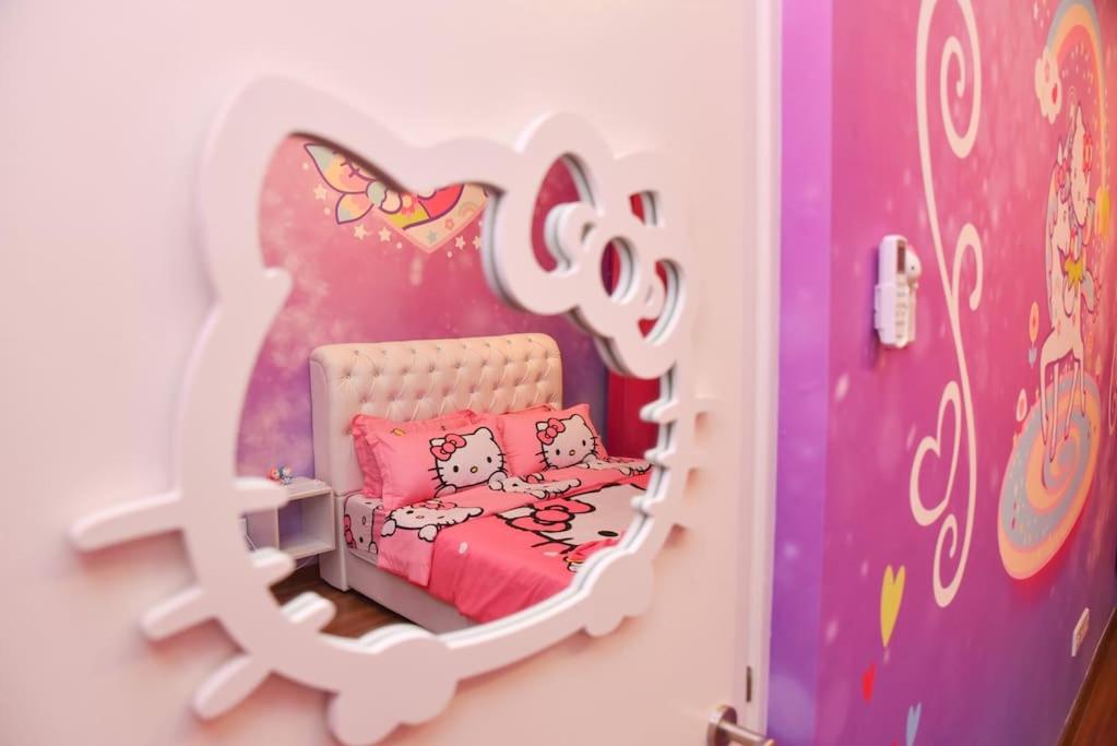 Play at HELLO KITTY Kawaii Fun House