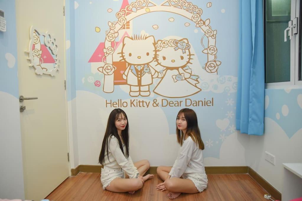 Play at HELLO KITTY Kawaii Fun House