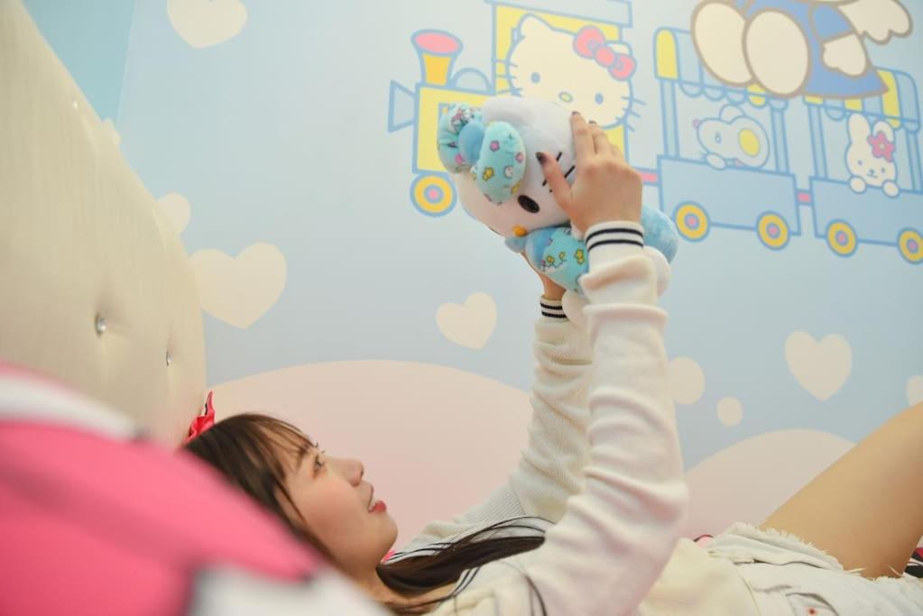 Play at HELLO KITTY Kawaii Fun House