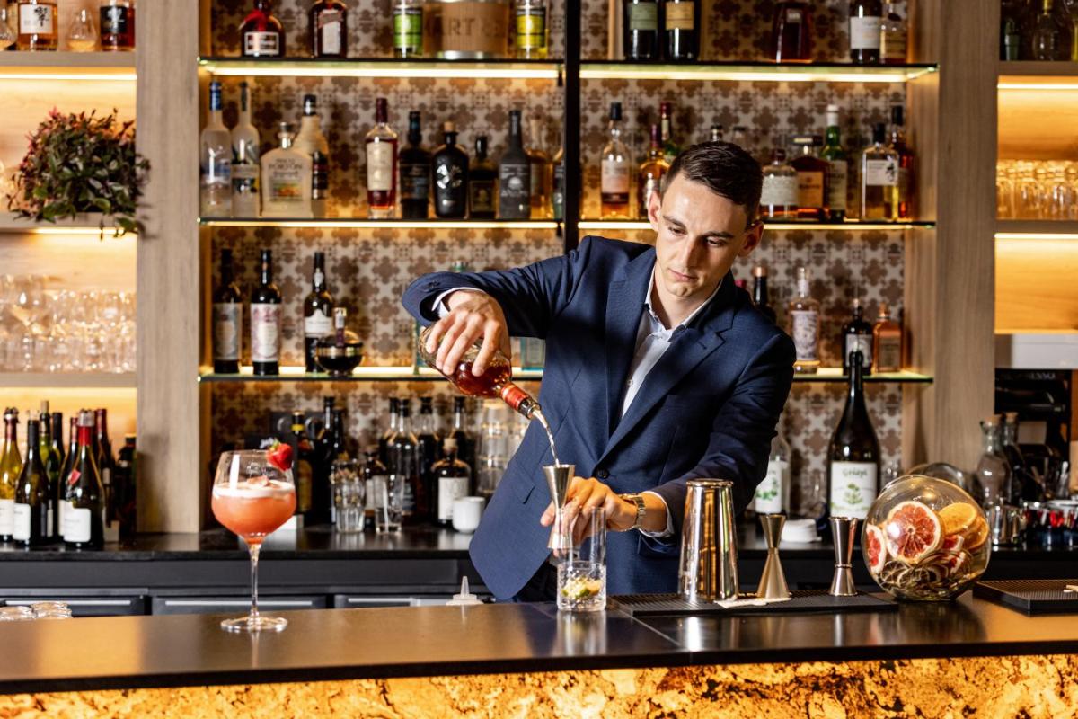 bar